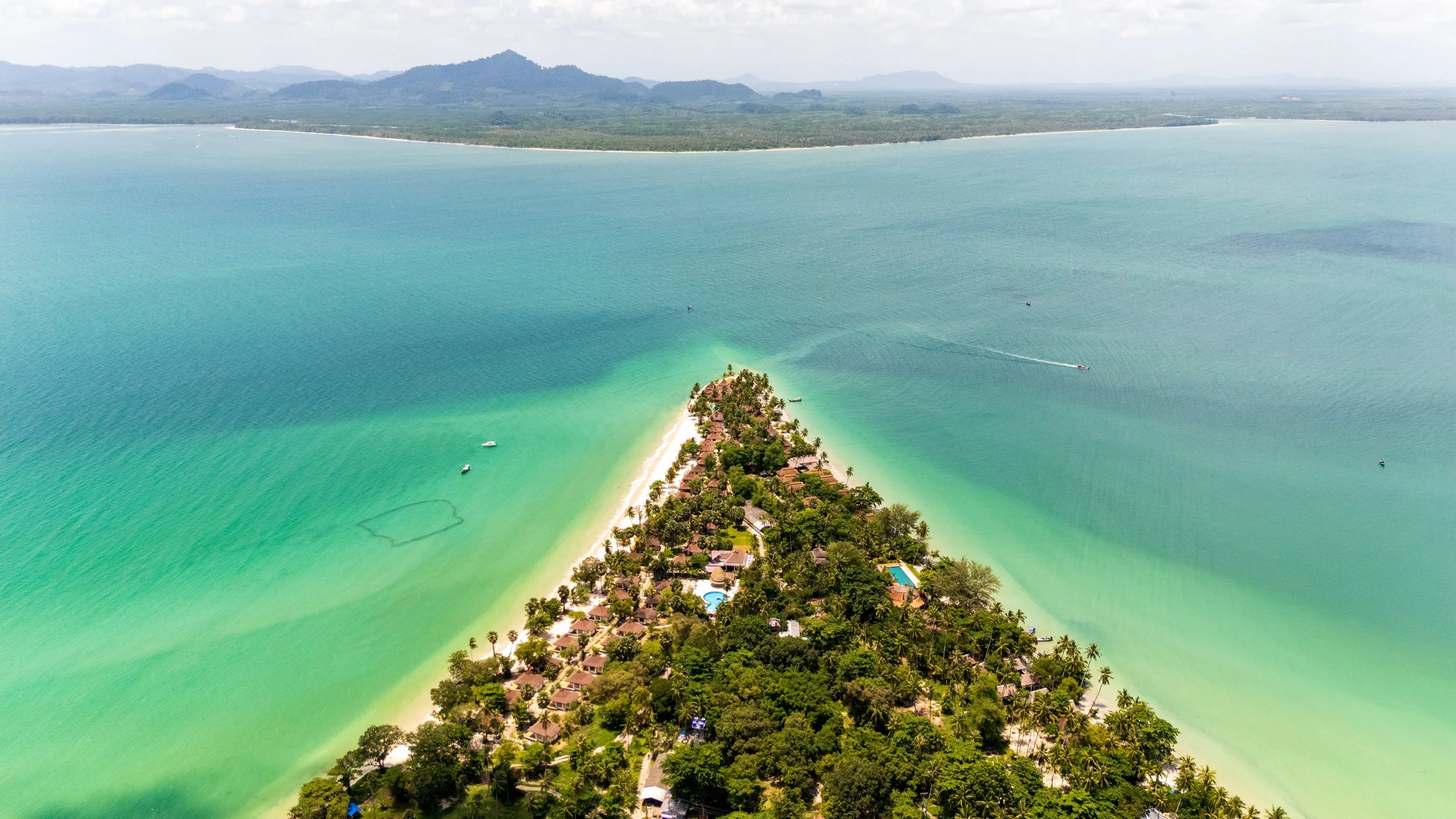Pointe de sable et cocotiers de Koh Mook vus du ciel en Thaïlande