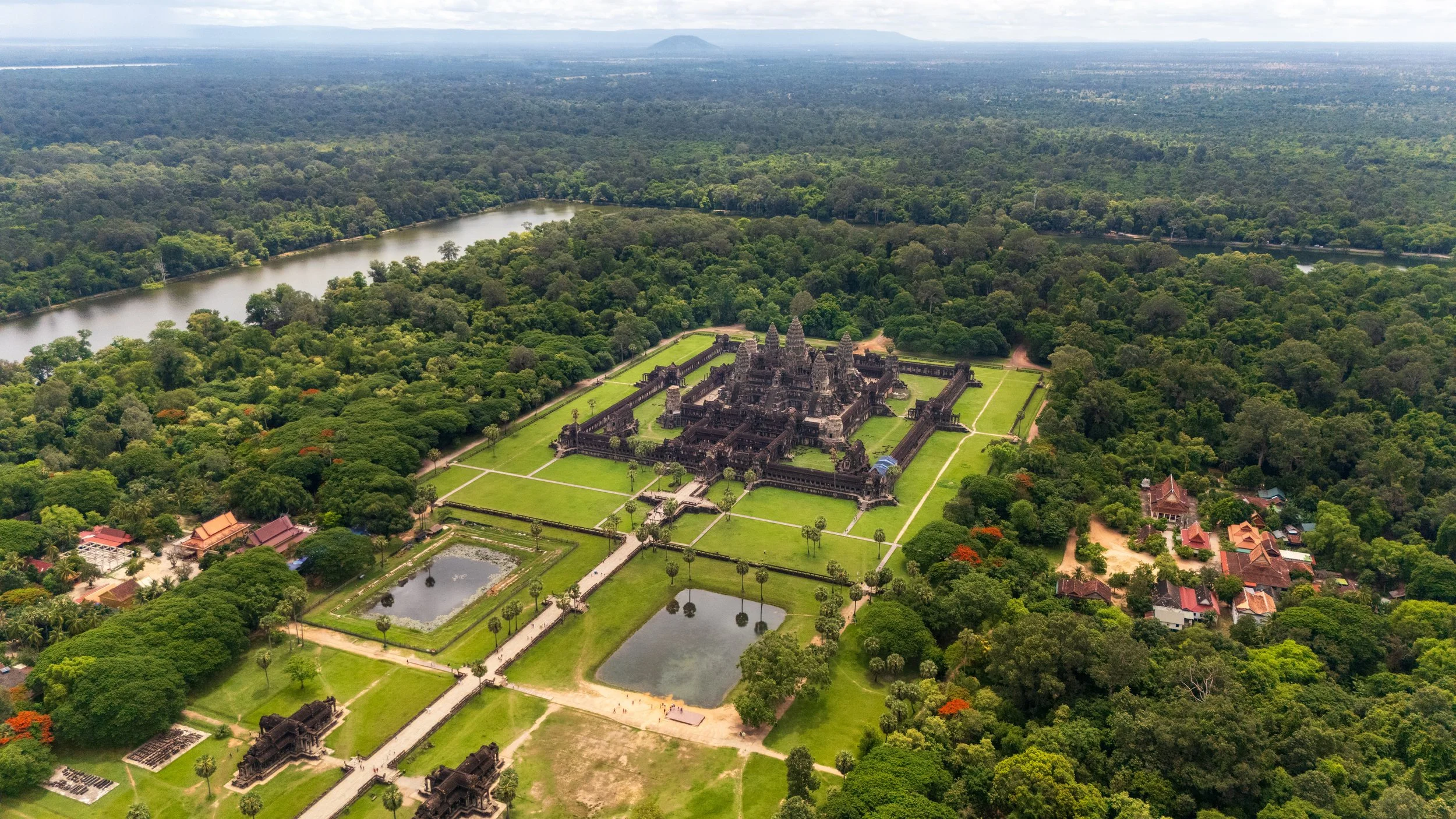 Vue aérienne d'un temple khmer et de ses bassins au cœur de la jungle d'Angkor