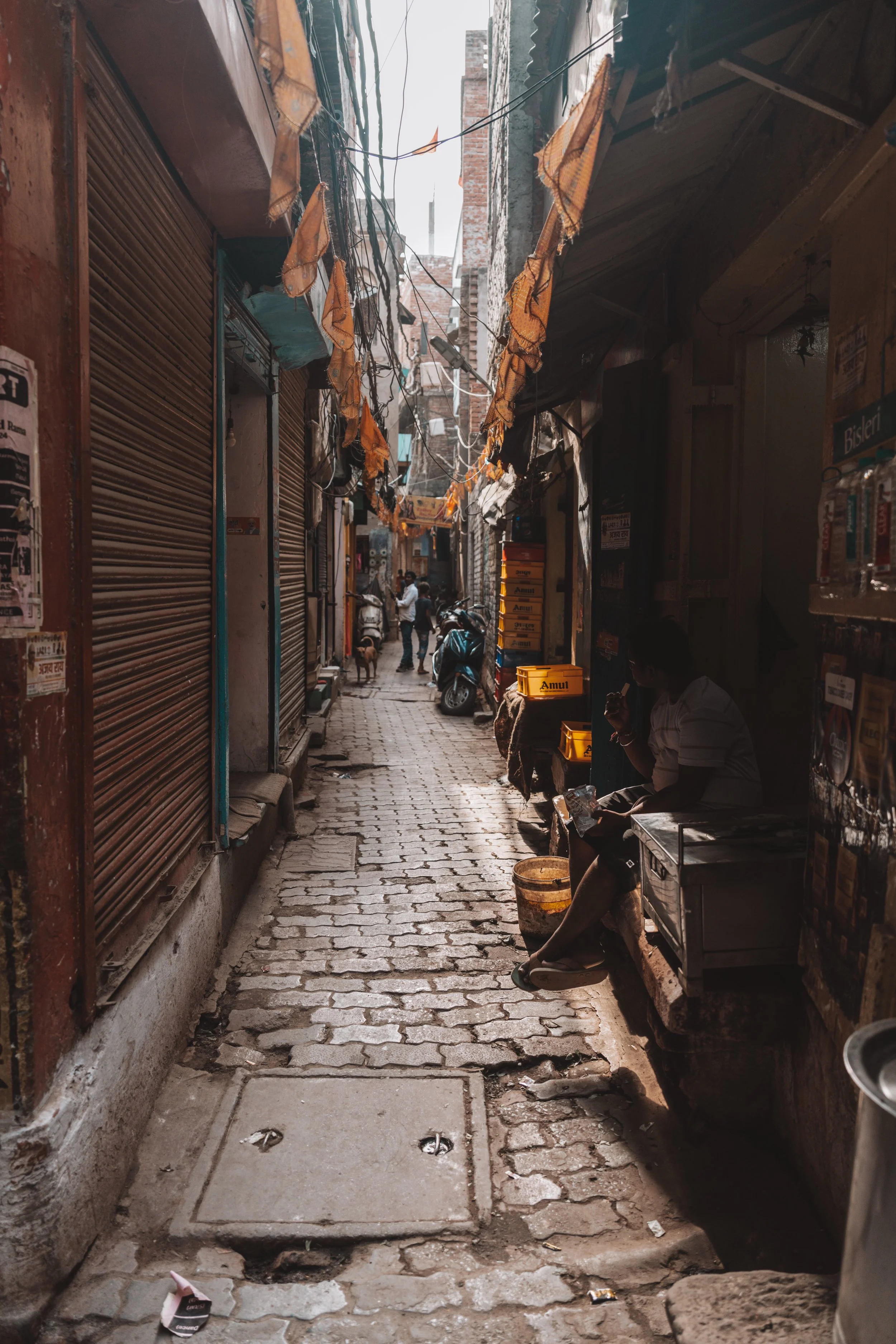 Ruelle étroite et commerces du vieux Varanasi au petit matin