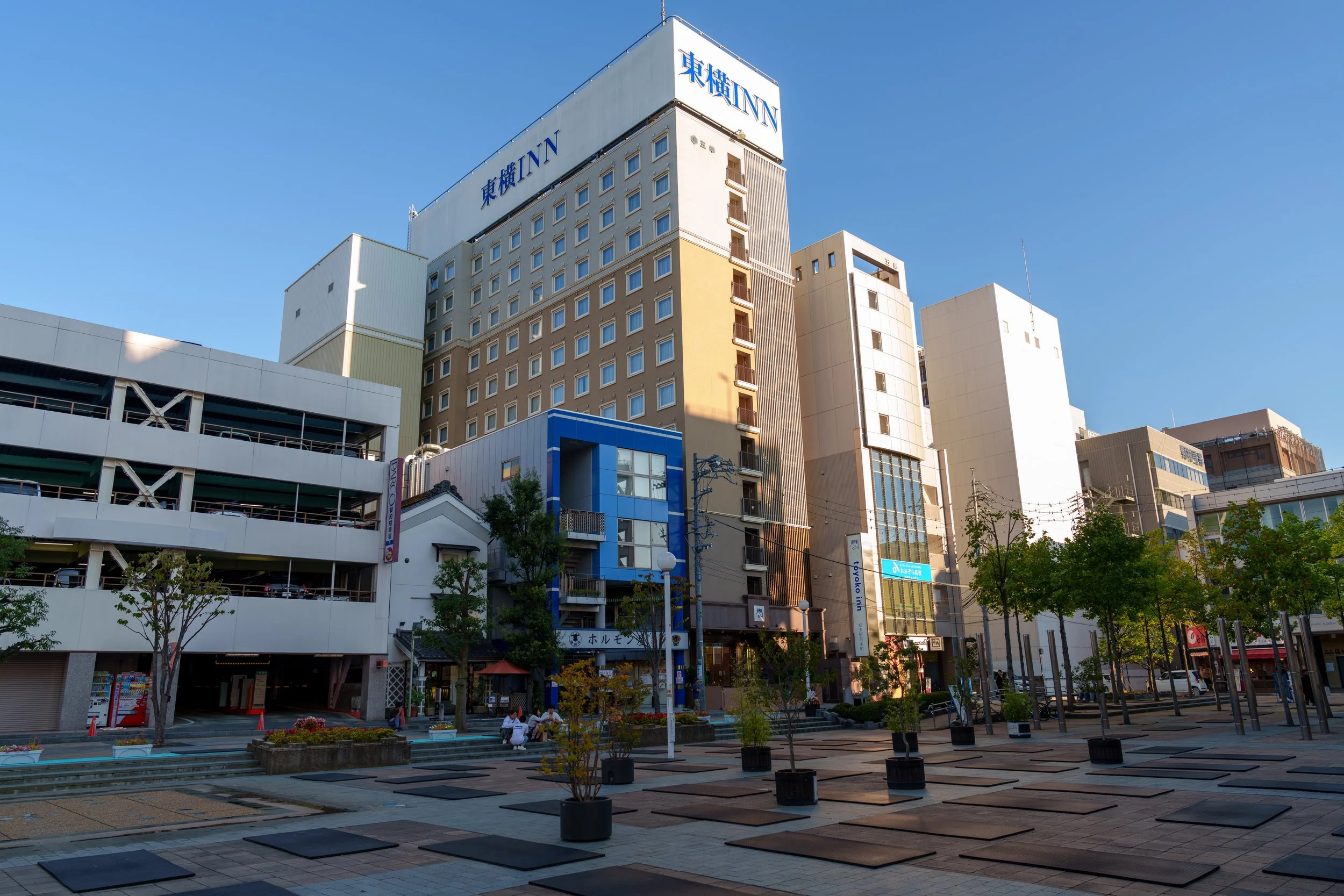Rue moderne du centre-ville de Matsumoto au Japon