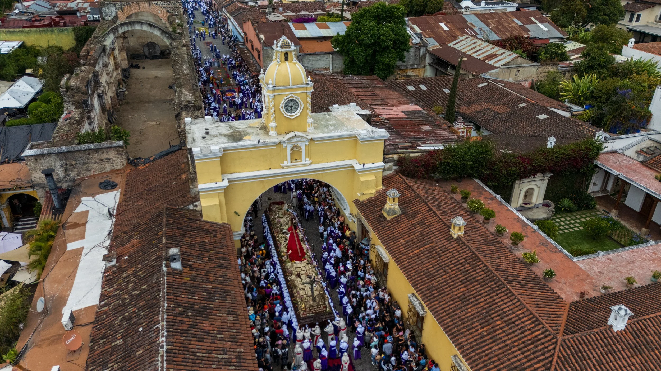 Vue drone de l'Arco de Santa Catalina, cortège passant sous l'arche