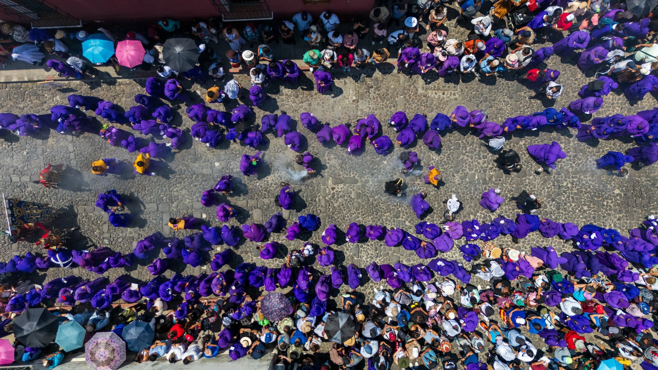 Vue drone : la rue entièrement remplie de cagoules violettes