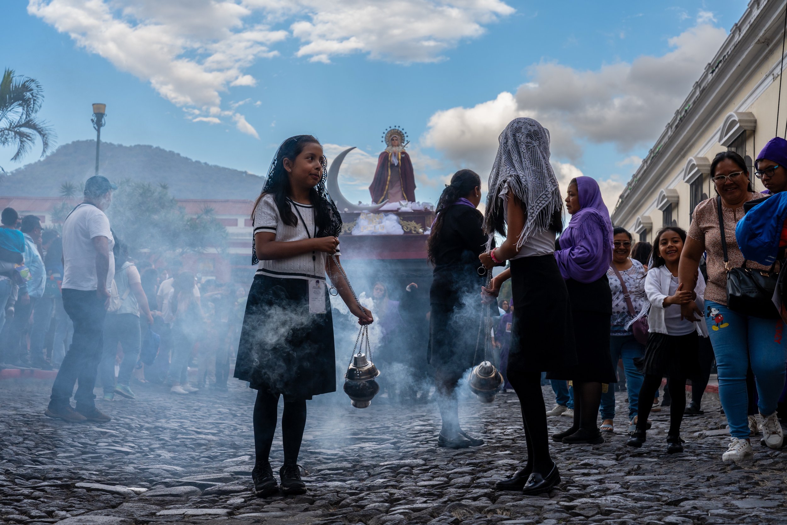 Les écolières aux encensoirs devant l'anda de la Vierge, volcan derrière