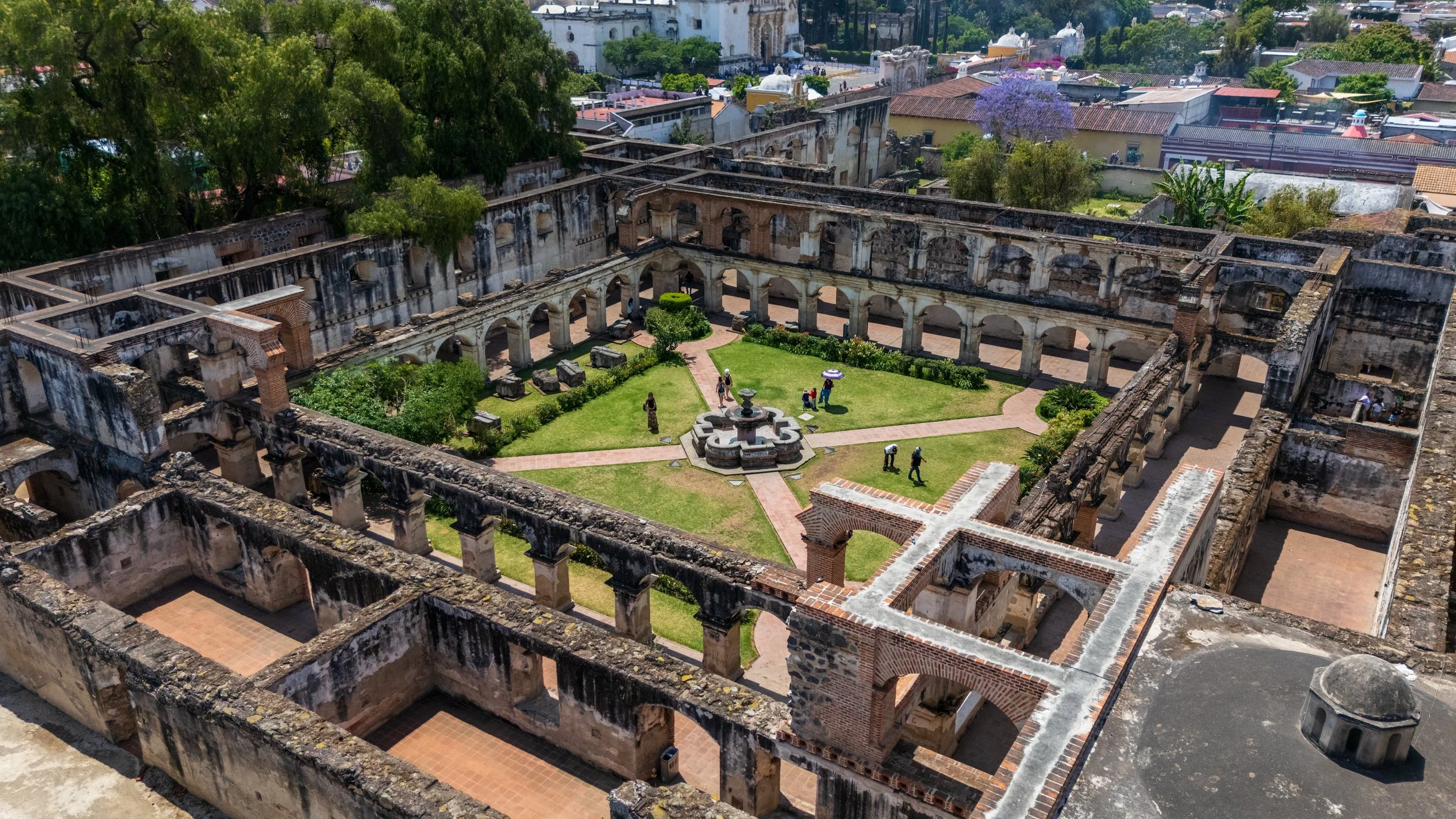 Vue aérienne au drone des ruines d'un couvent colonial et de son jardin à Antigua, Guatemala