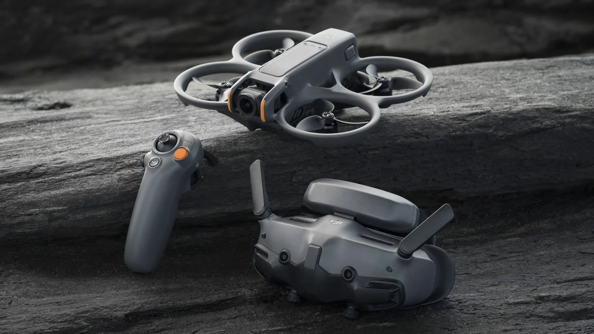 Pack DJI Avata 2 complet posé sur un rocher : drone FPV, radiocommande RC Motion 3 et casque Goggles 3