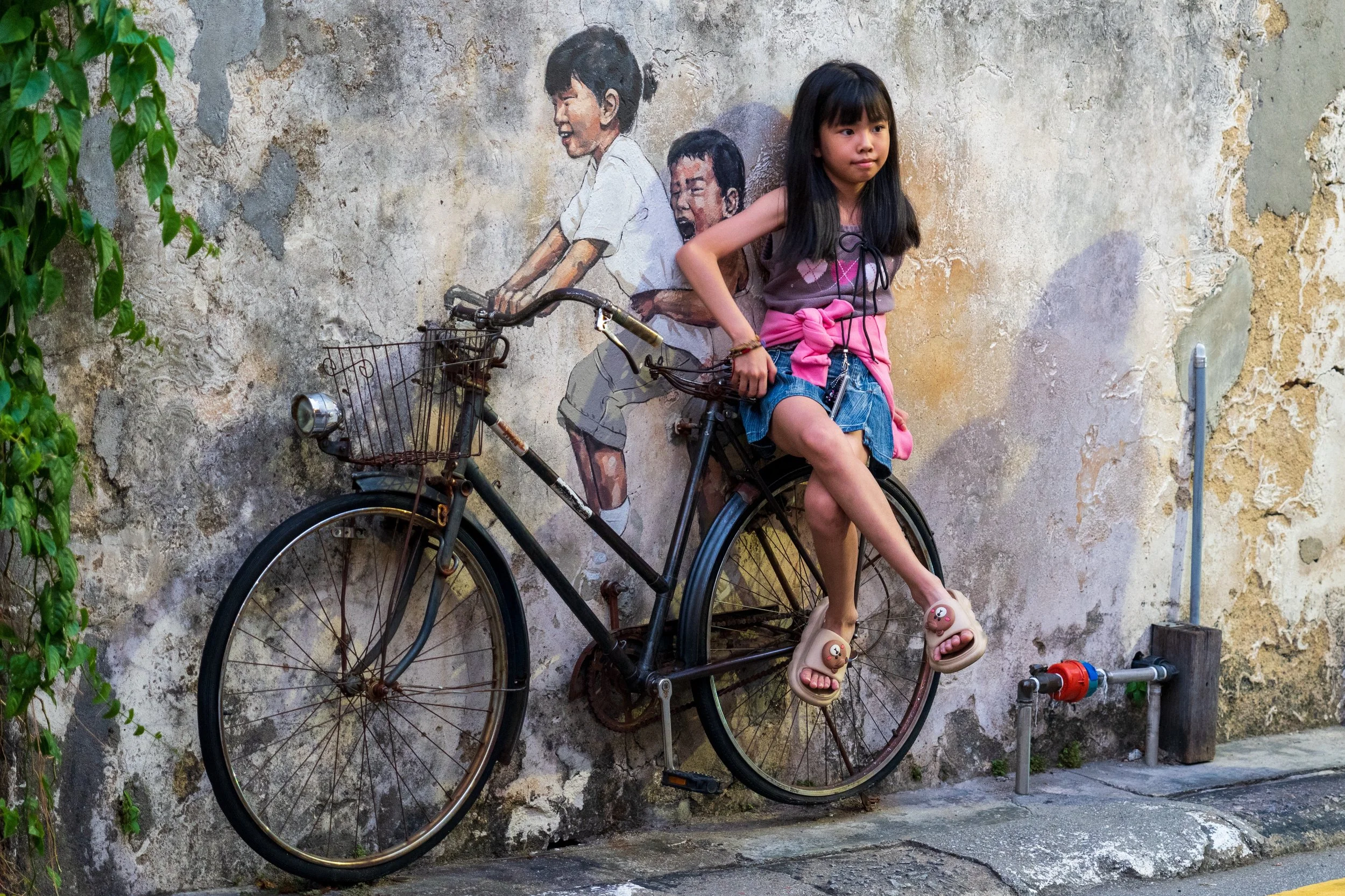 Fresque de rue à Georgetown représentant des enfants sur un vélo, l'une des œuvres emblématiques du street art de Penang