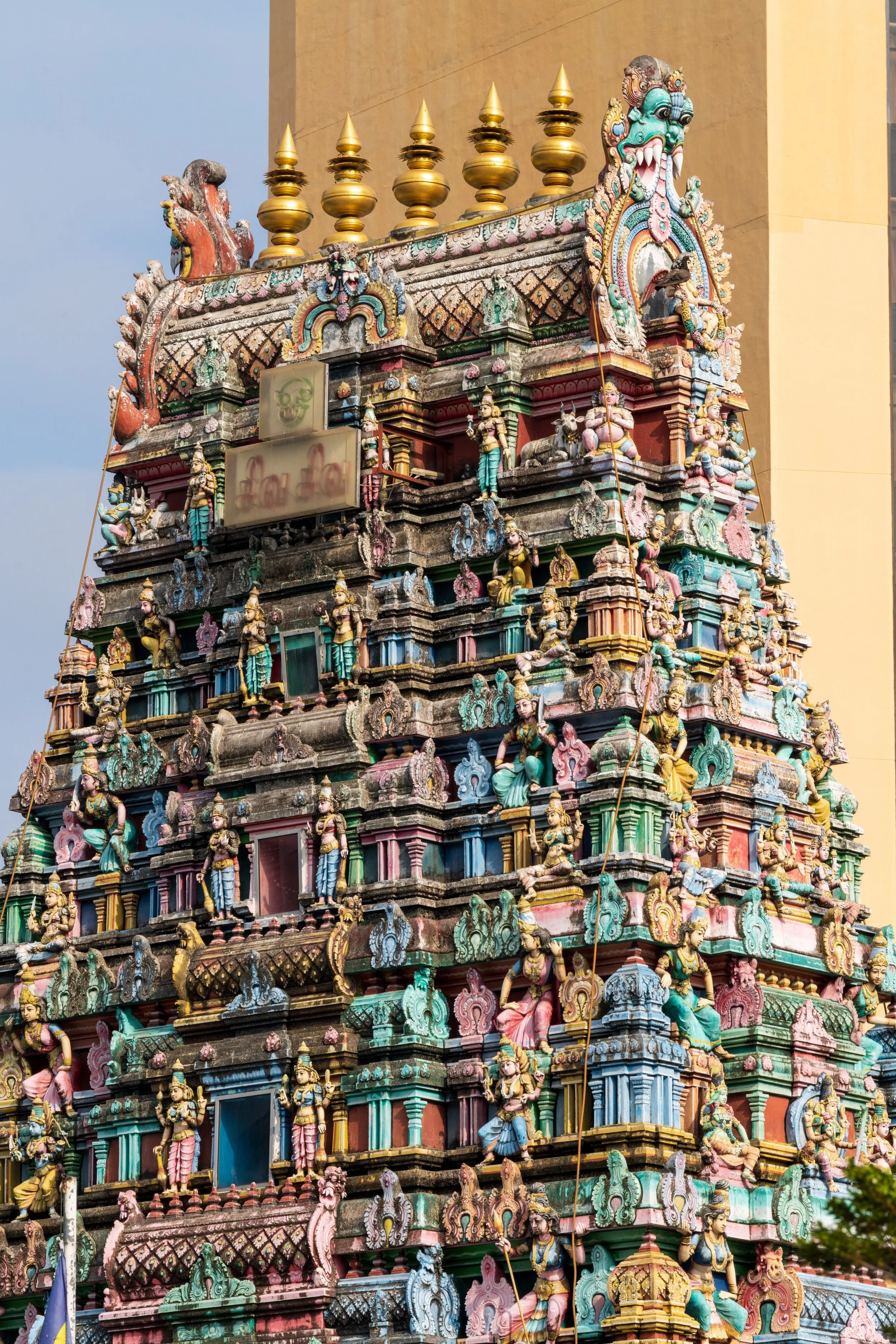 Gopuram coloré et sculpté du temple hindou Sri Mahamariamman à Georgetown, Penang