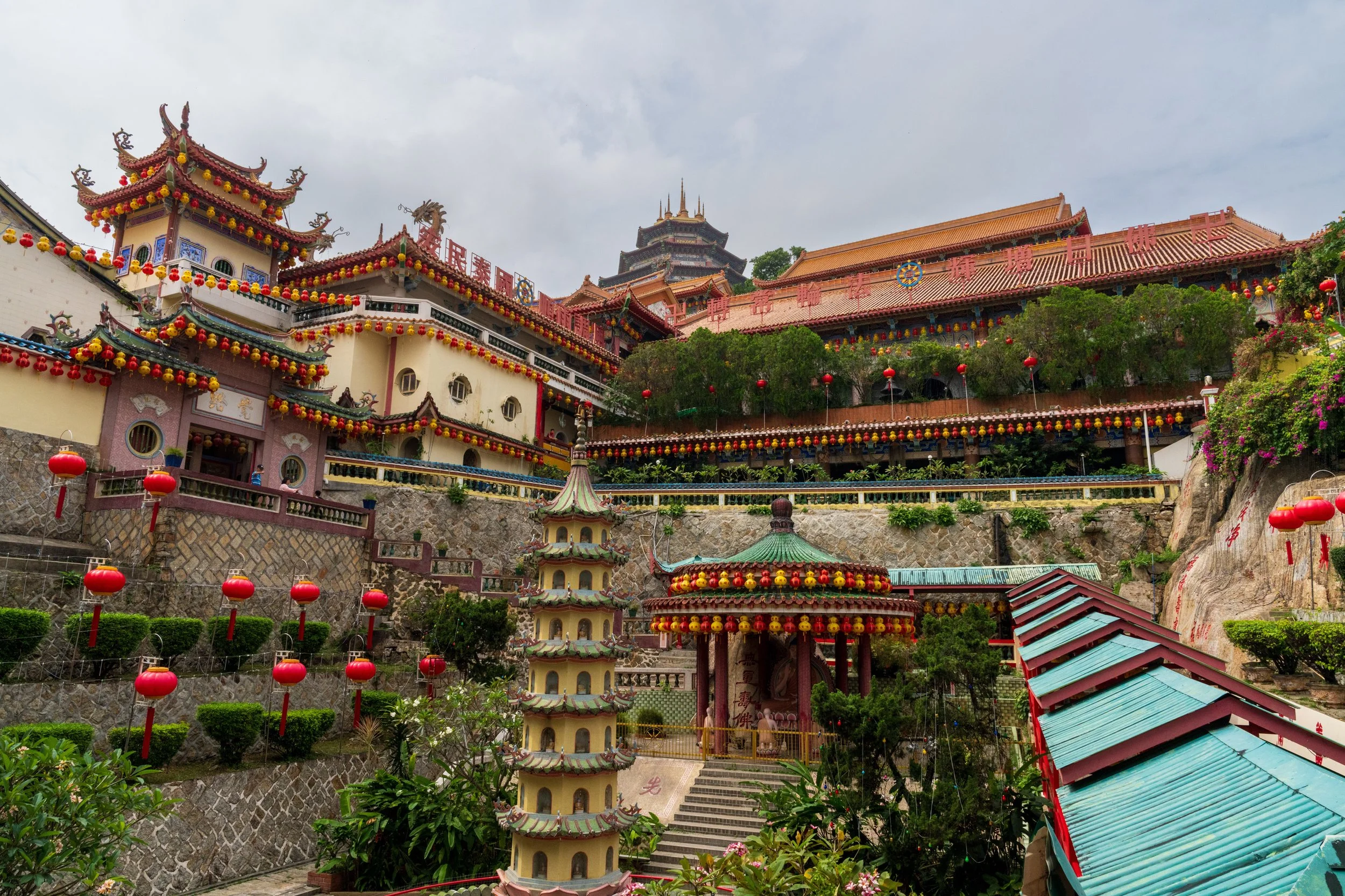 Vue générale du temple Kek Lok Si, le plus grand complexe bouddhiste de Malaisie, à flanc de colline à Air Itam