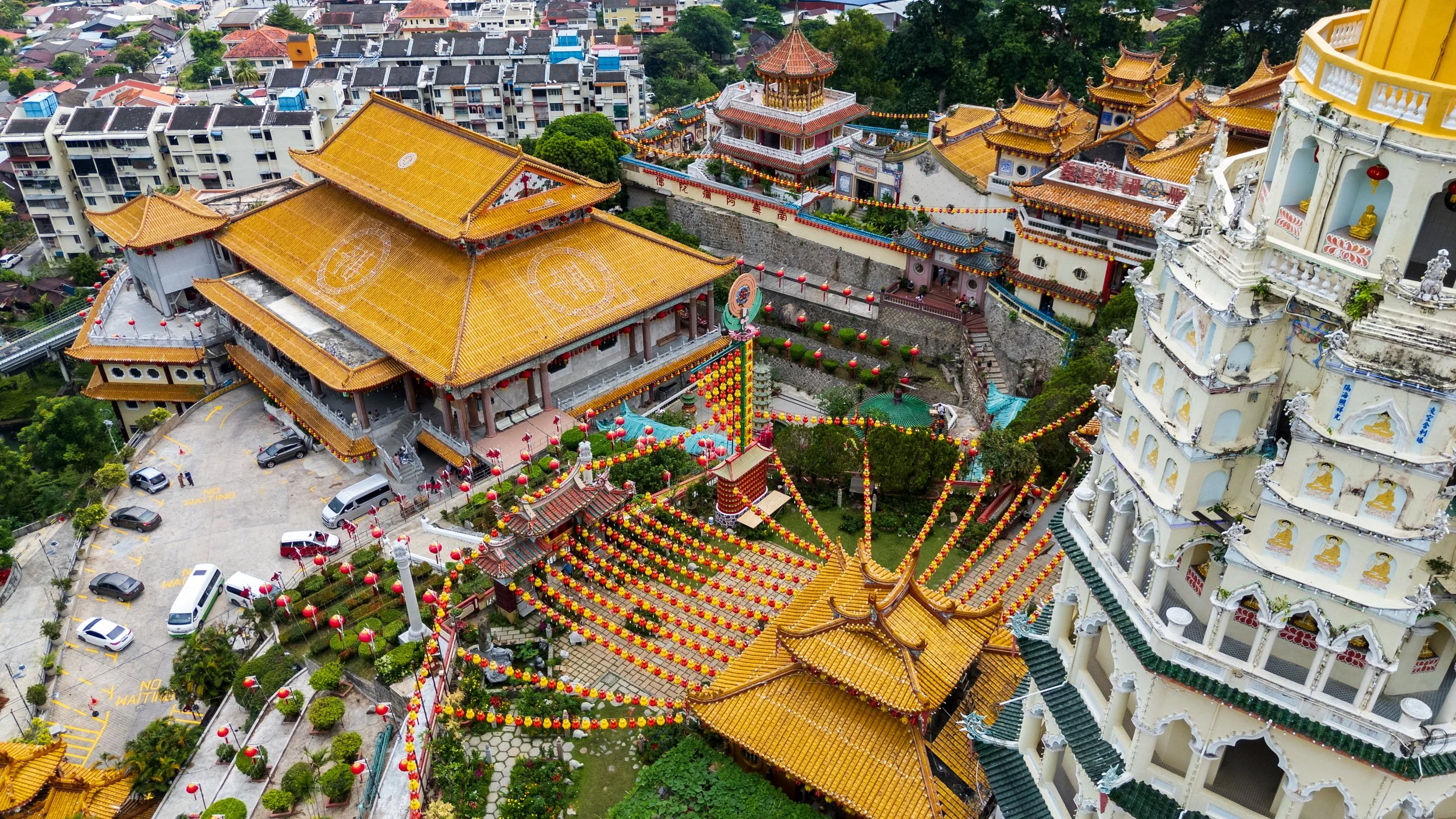 Vue aérienne des toits dorés du temple Kek Lok Si surplombant les collines de Penang