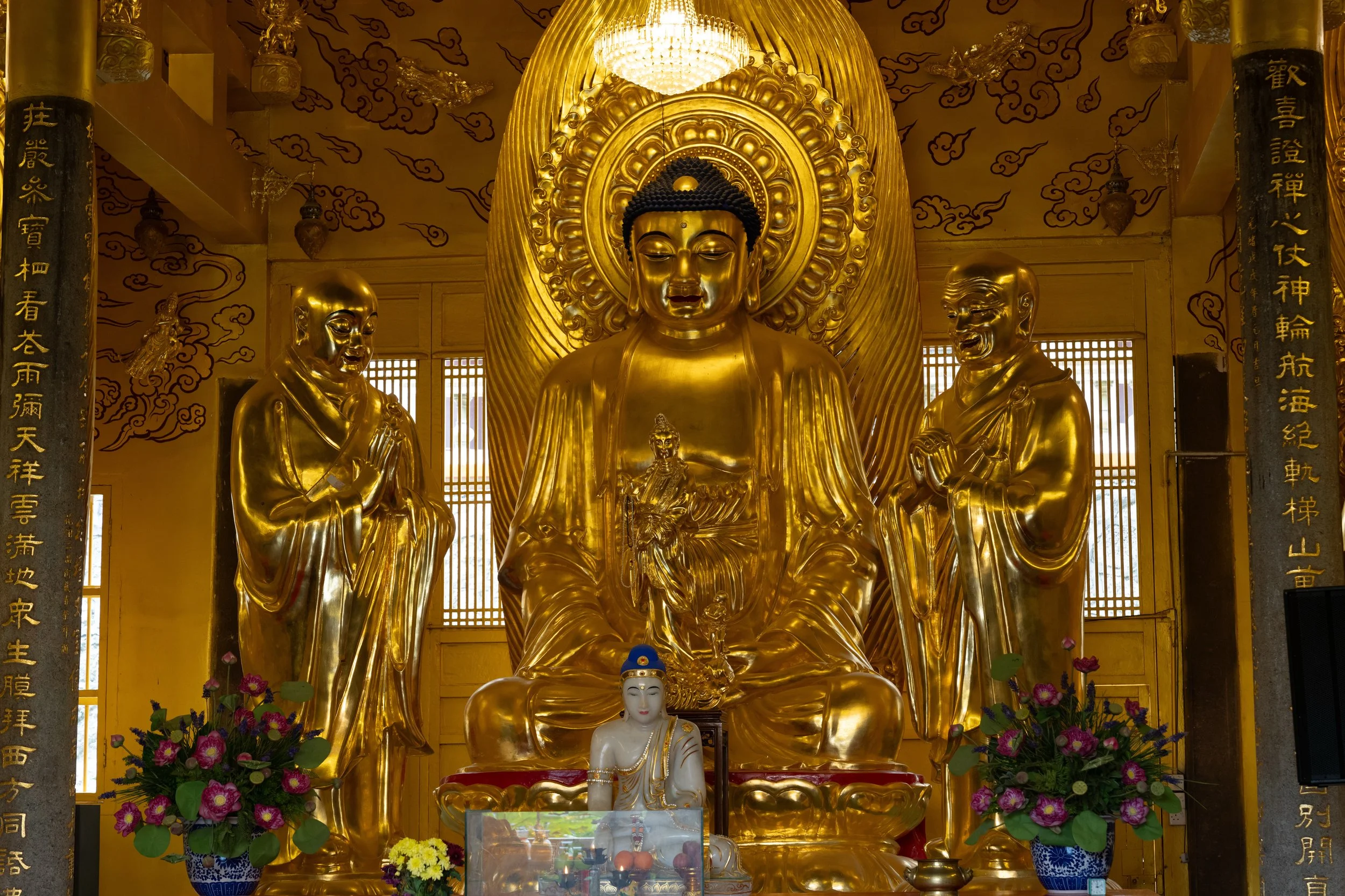 Trois grandes statues de Bouddha dorées dans le temple Kek Lok Si à Penang