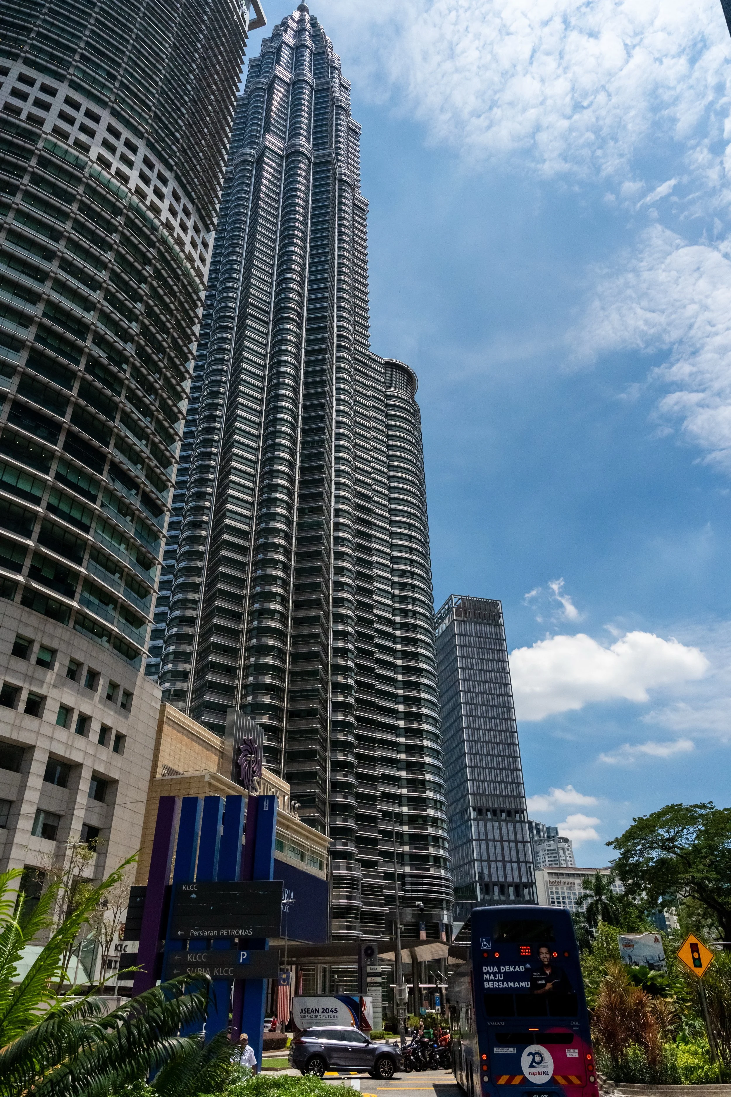 Tours Petronas de jour sous un ciel bleu, vue au pied des gratte-ciels de Kuala Lumpur