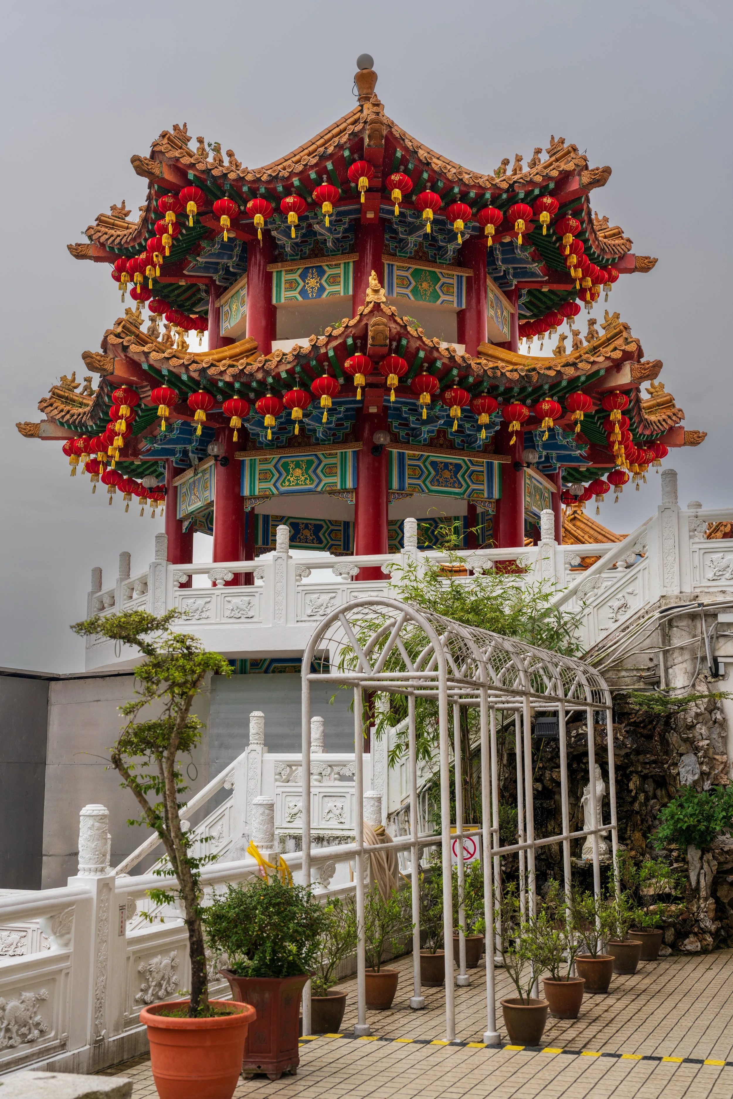 Pagode chinoise rouge et or ornée de lampions dans le quartier de Chinatown