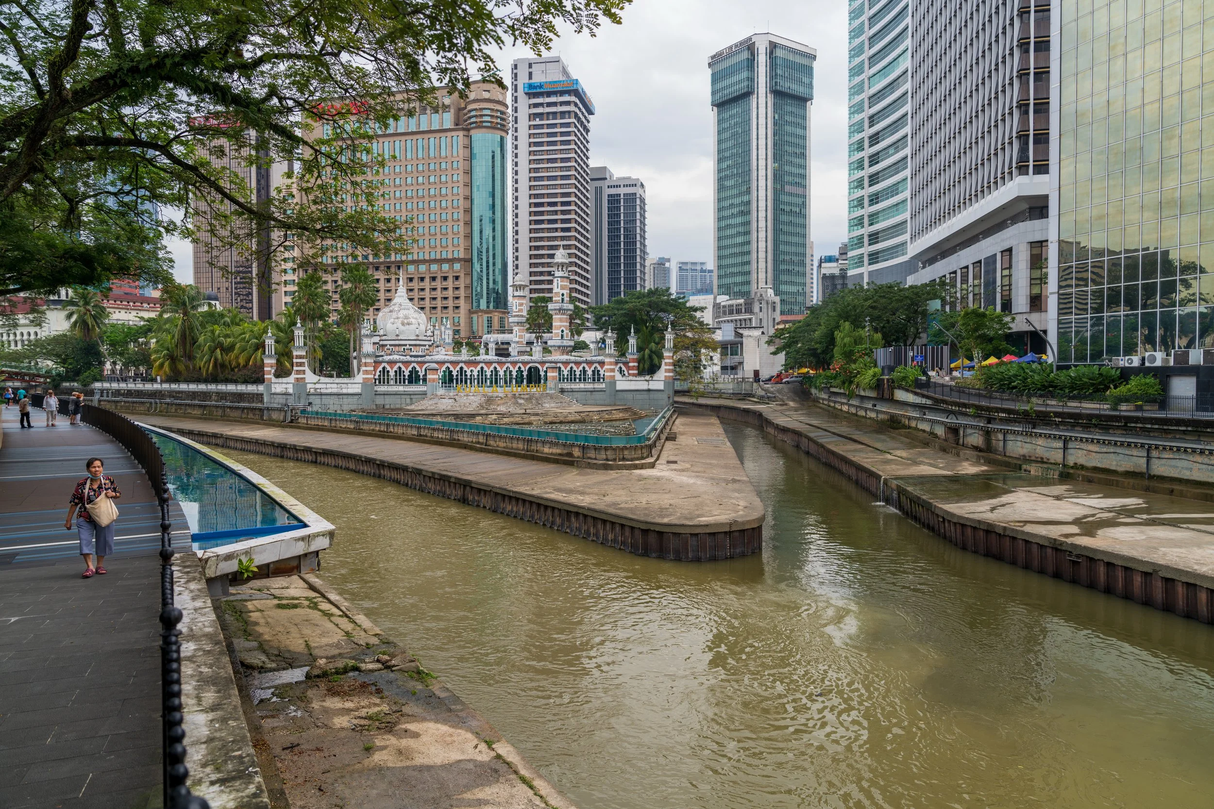 Rivière de Kuala Lumpur au pied de la mosquée Jamek, entre le vieux KL et les gratte-ciels modernes