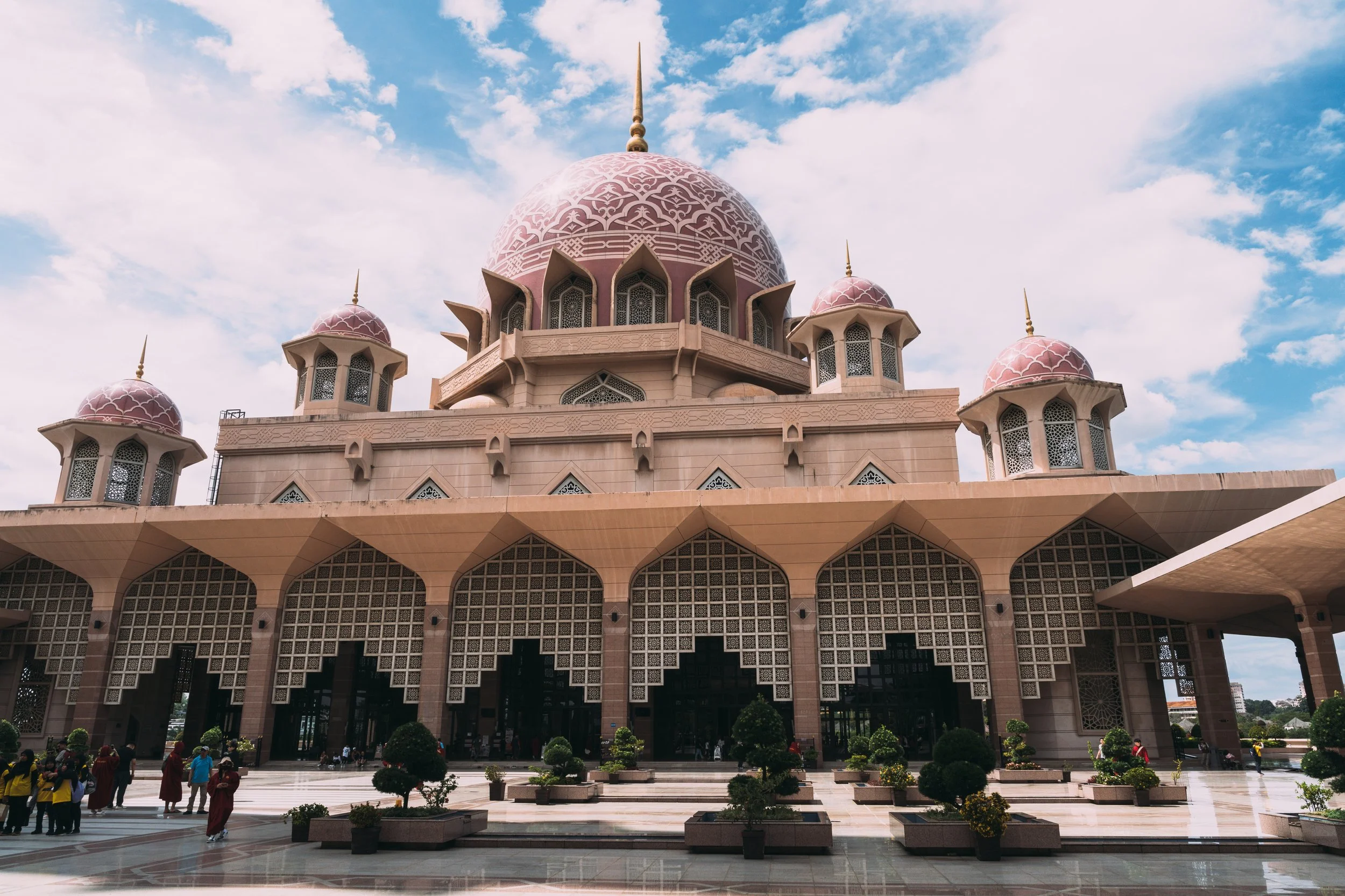 Façade et colonnades de la mosquée Putra à Putrajaya, architecture rose inspirée de l'art moghol