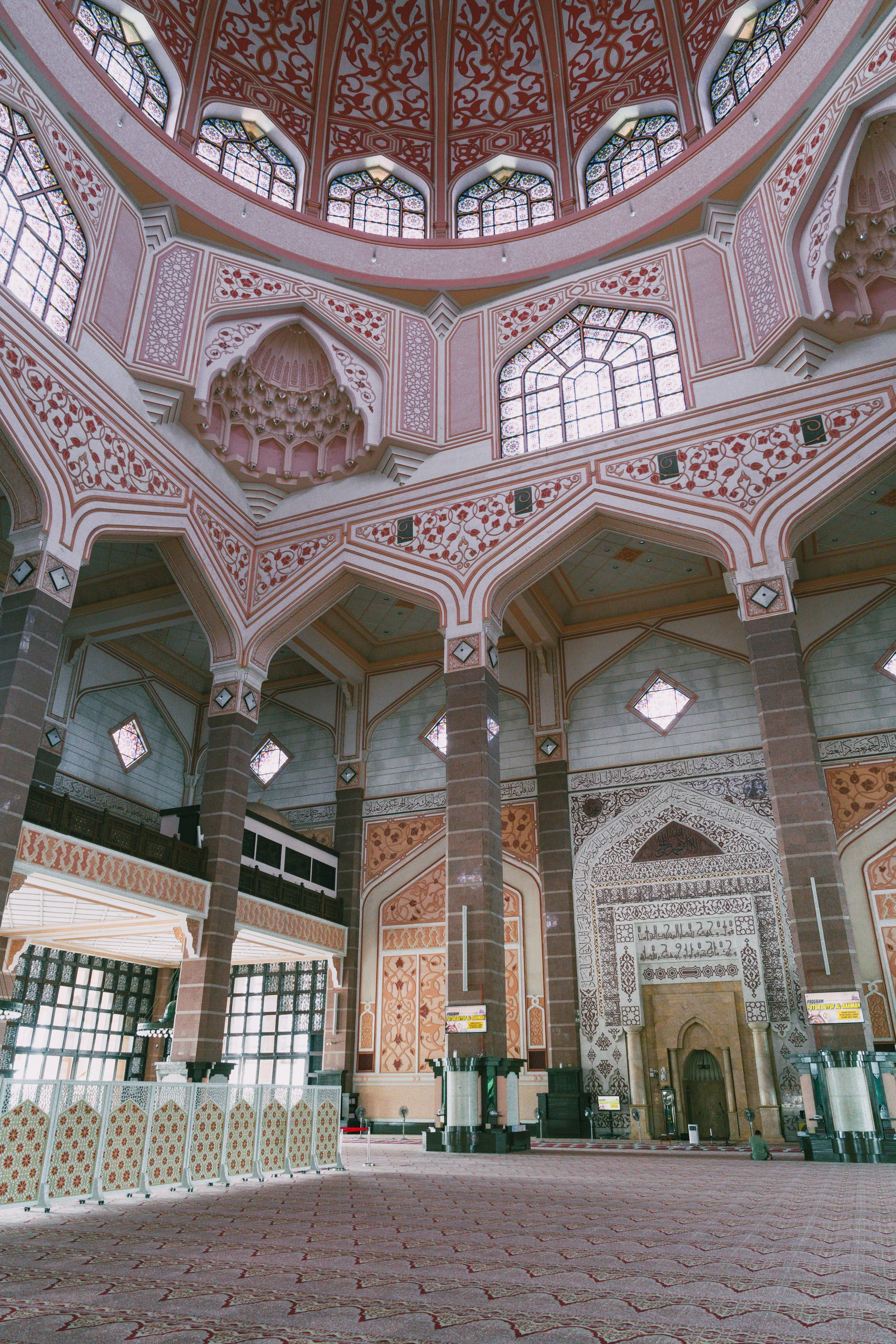 Intérieur du dôme rose de la mosquée Putra, motifs géométriques et arcs en fer à cheval
