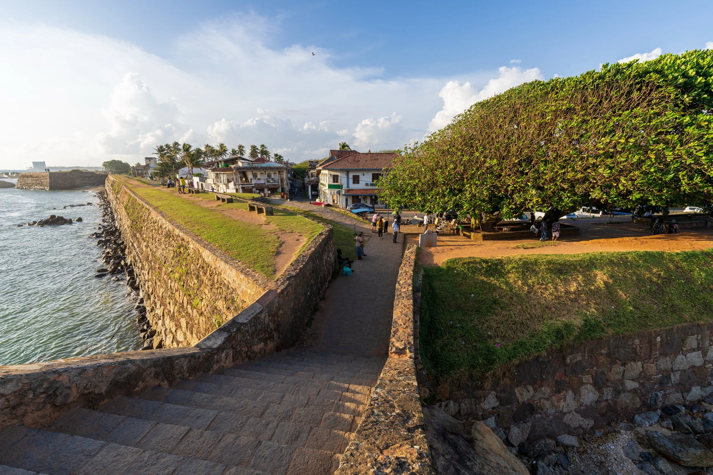 Rampe d'accès pavée menant aux remparts du fort hollandais de Galle