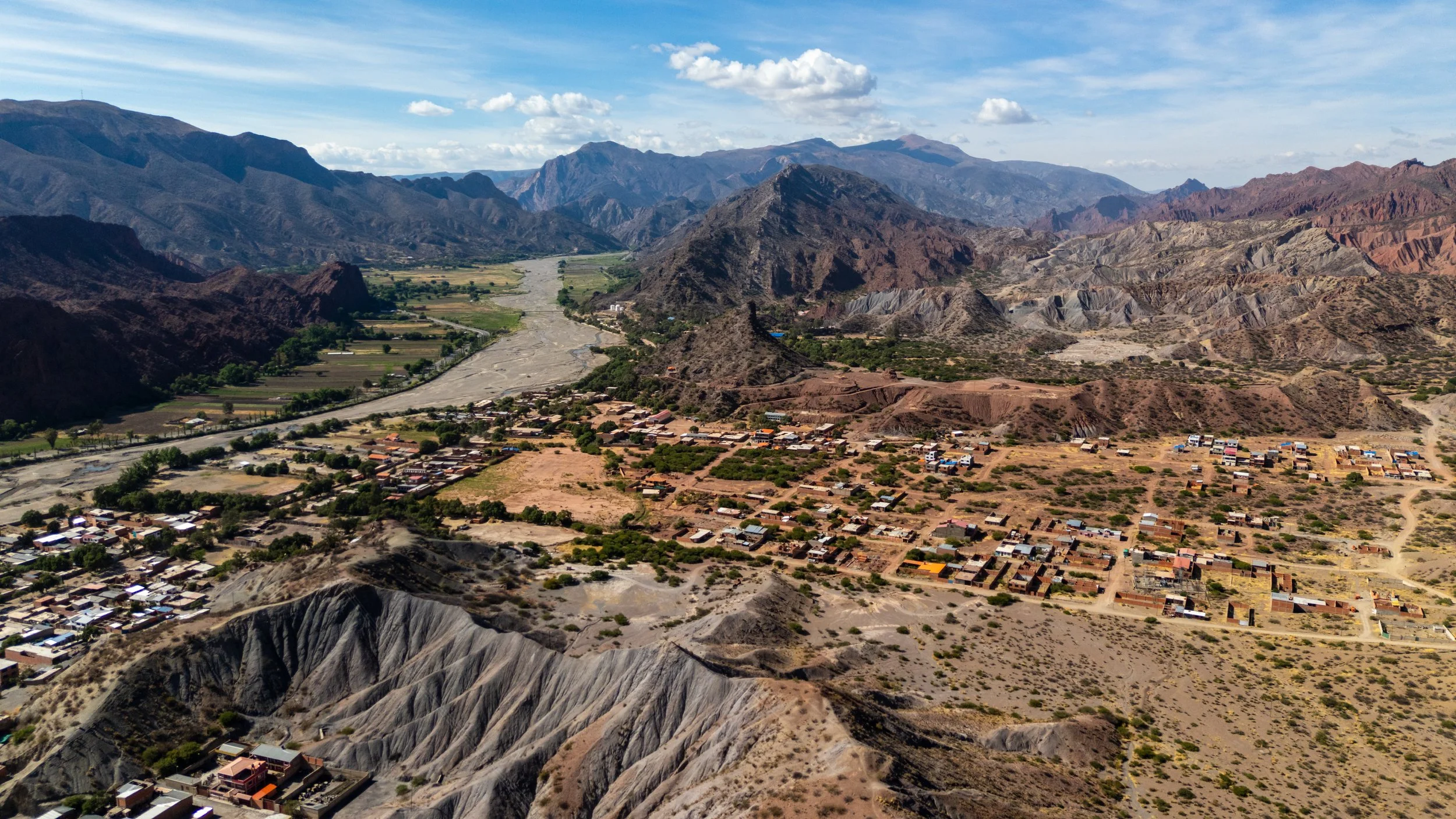 Village et formations rocheuses de la vallée de Tupiza dans le sud de la Bolivie