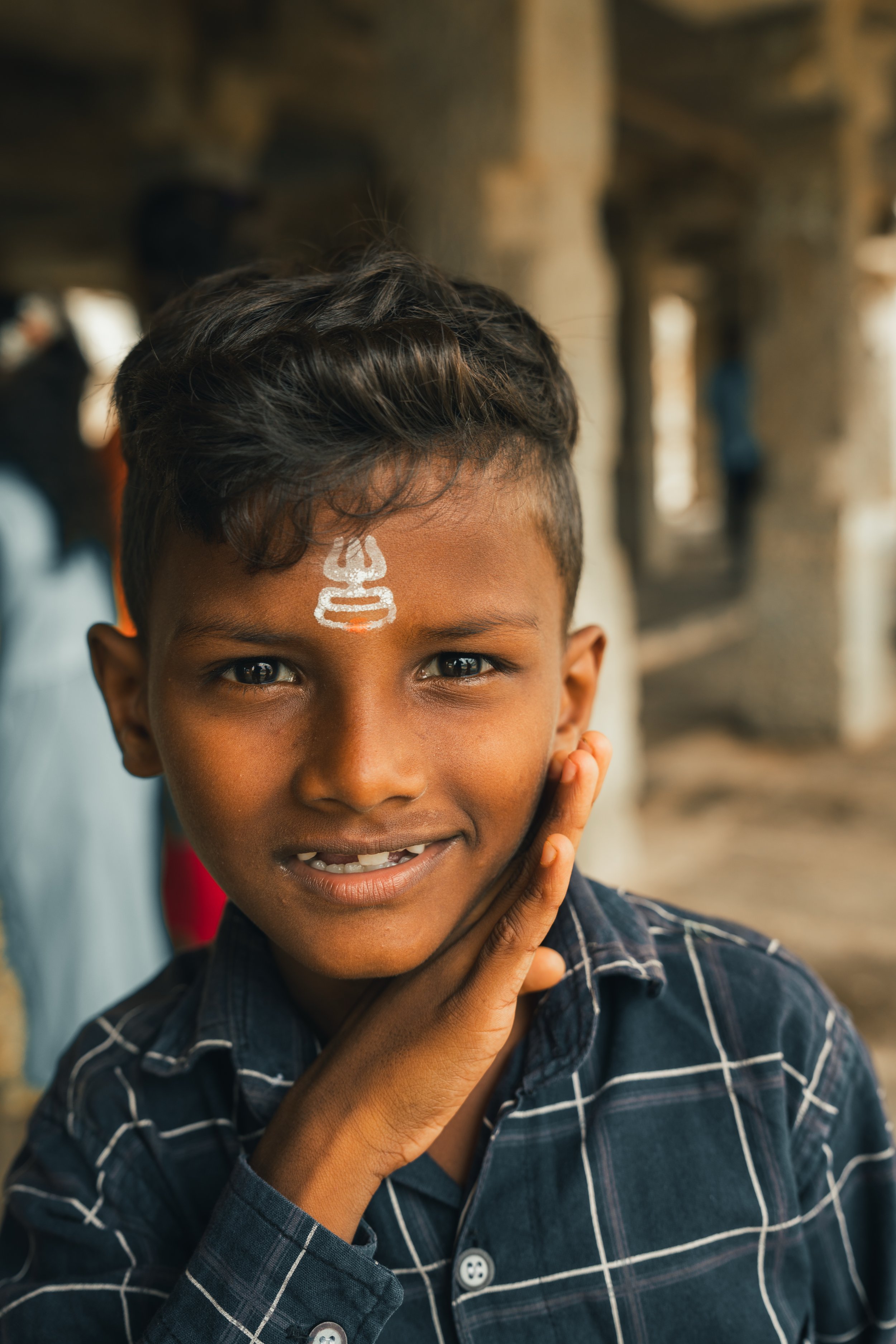 Jeune garçon portant un tilak sur le front dans les ruines de Hampi