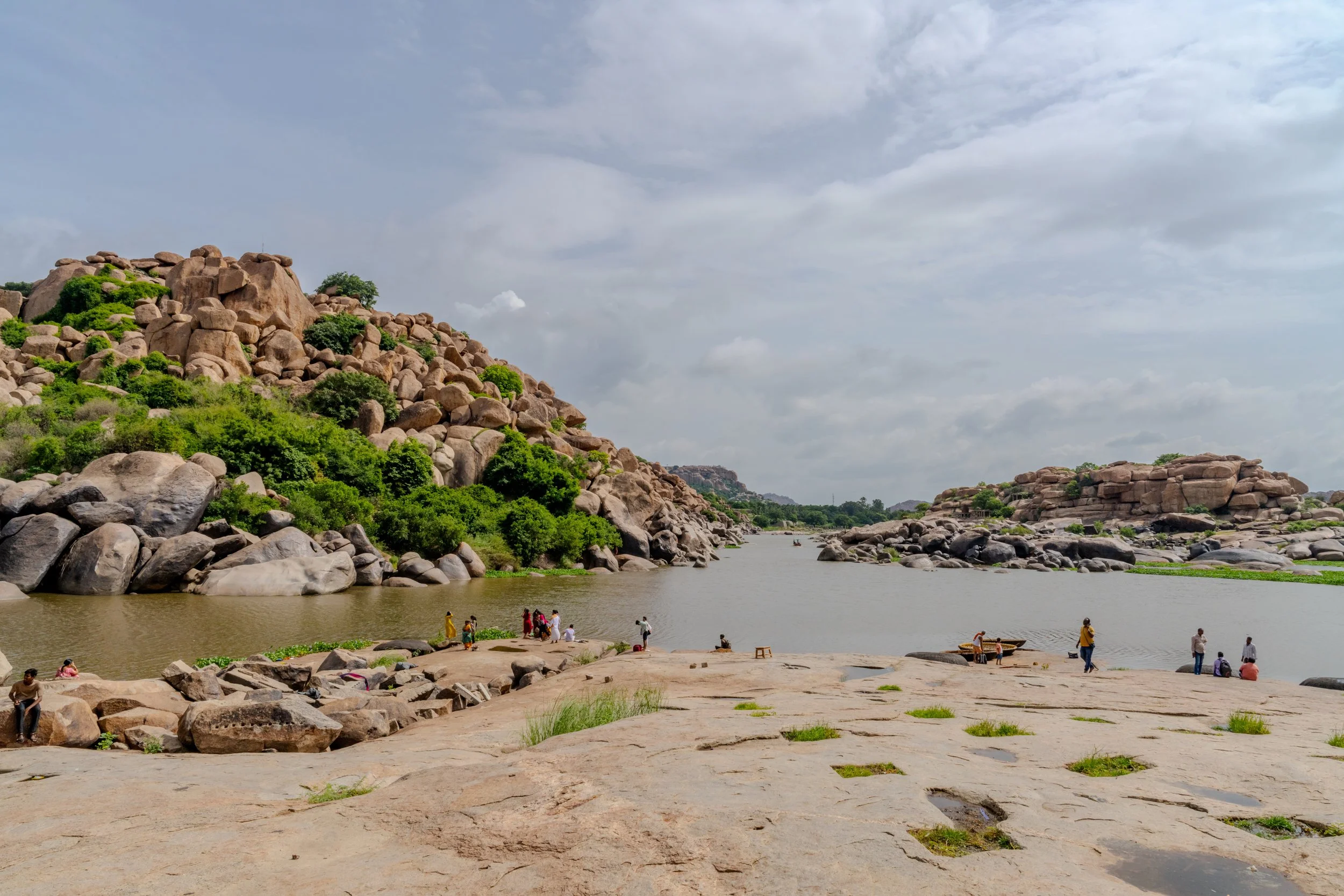 Rivière Tungabhadra serpentant entre les rochers de granit de Hampi