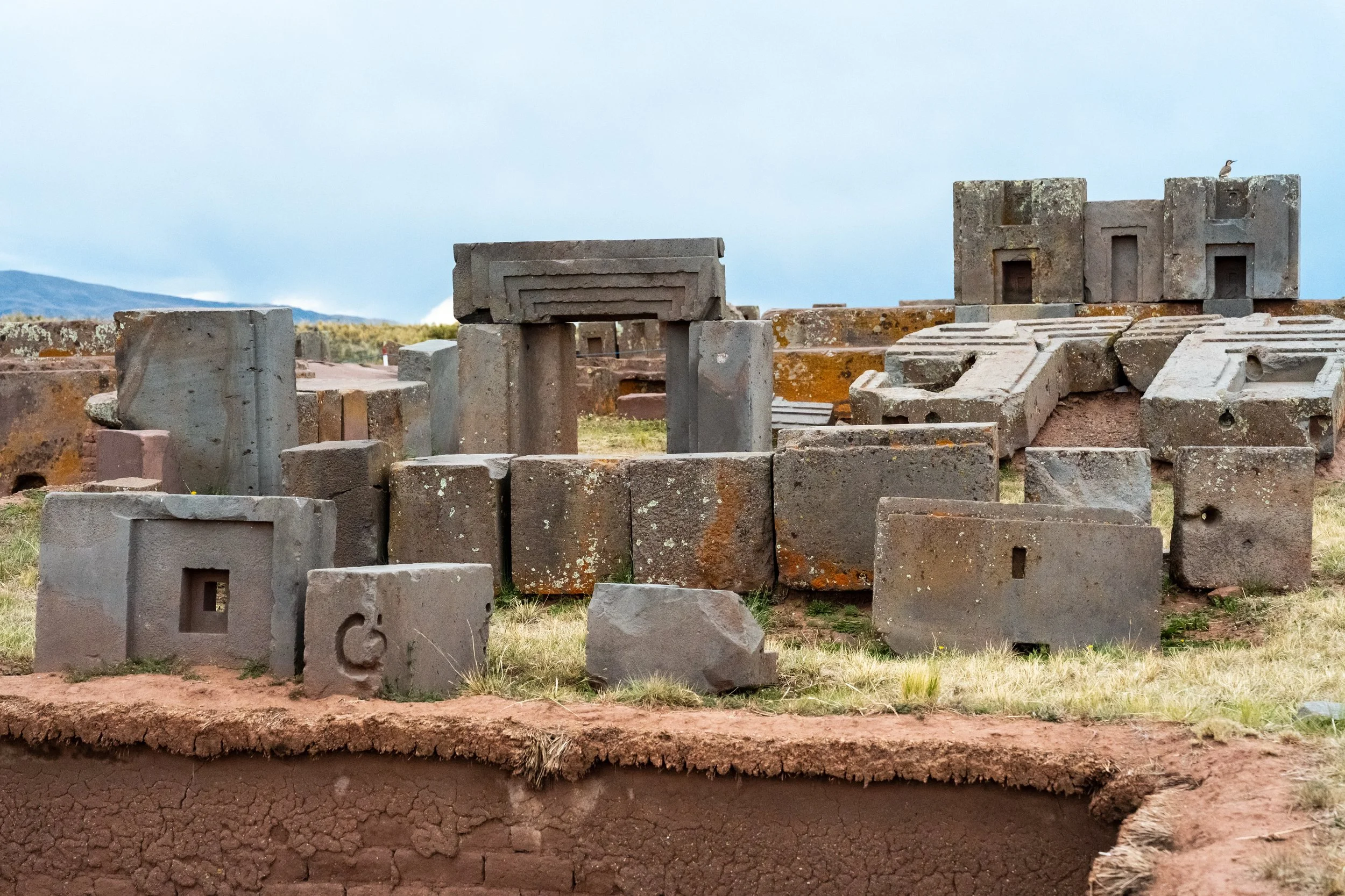 Vestiges de pierre du site archéologique de Tiwanaku en Bolivie