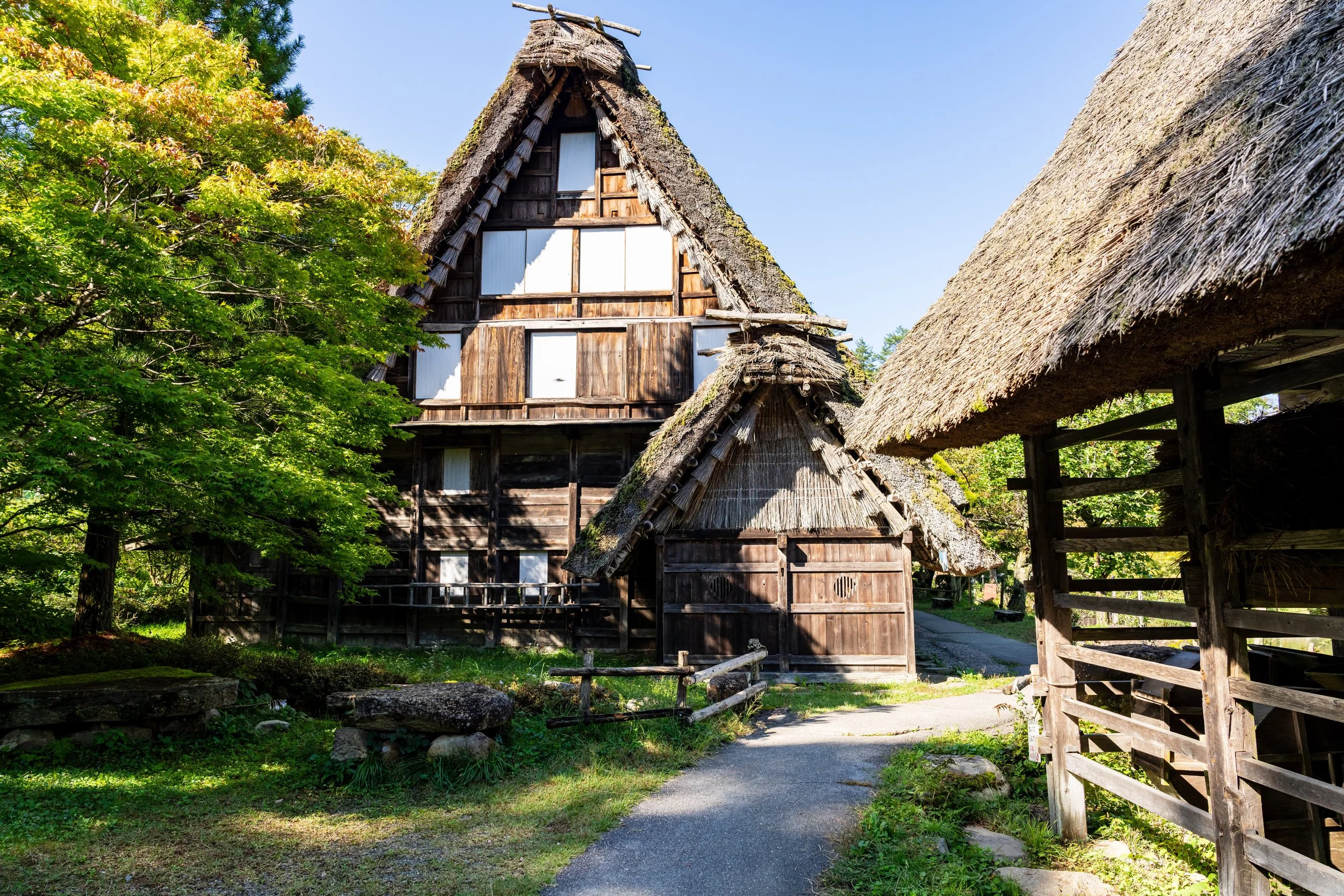 Maisons gassho-zukuri aux toits pentus du village folklorique de Hida