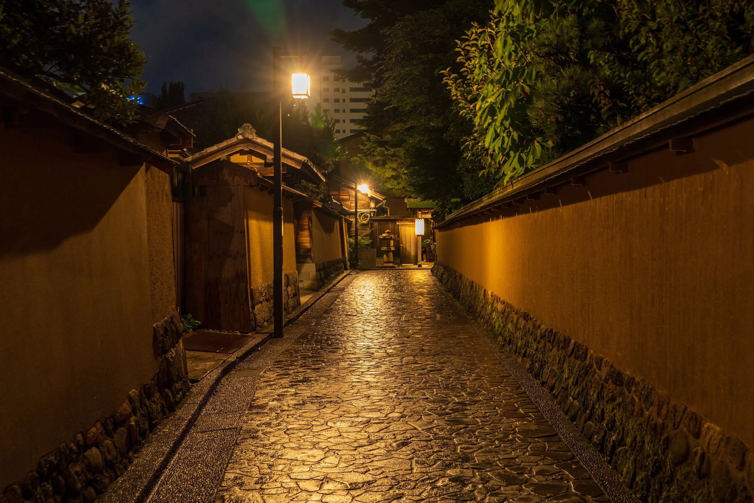 Ruelle pavée du quartier des geishas d'Higashi Chaya éclairée à la nuit tombée