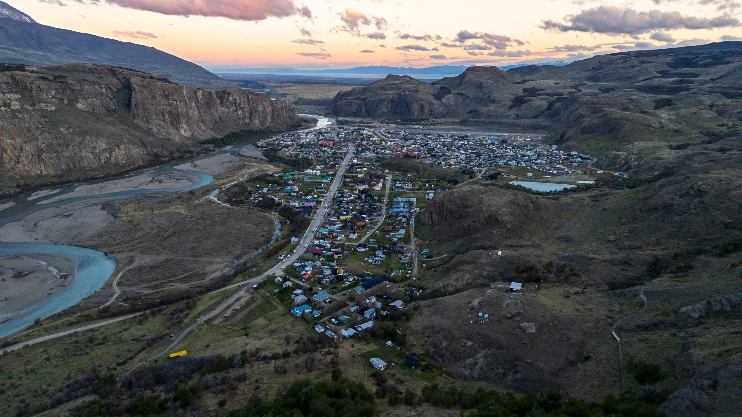 Vue aérienne du village d'El Chaltén au pied du massif du Fitz Roy