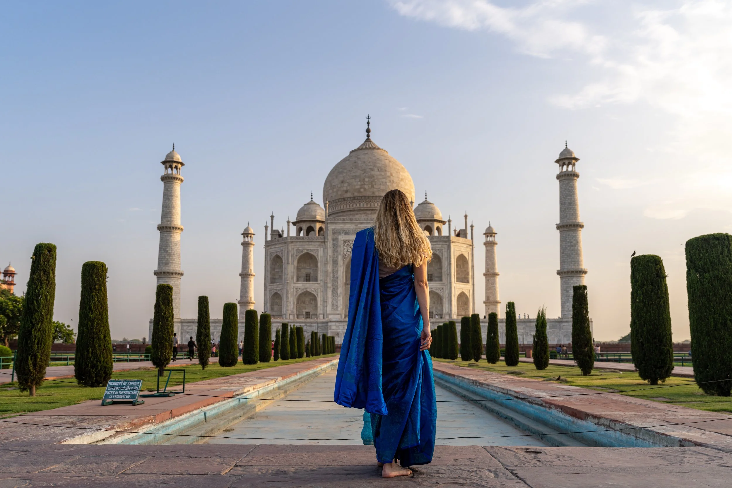 Voyageuse en sari bleu devant le Taj Mahal à Agra en Inde