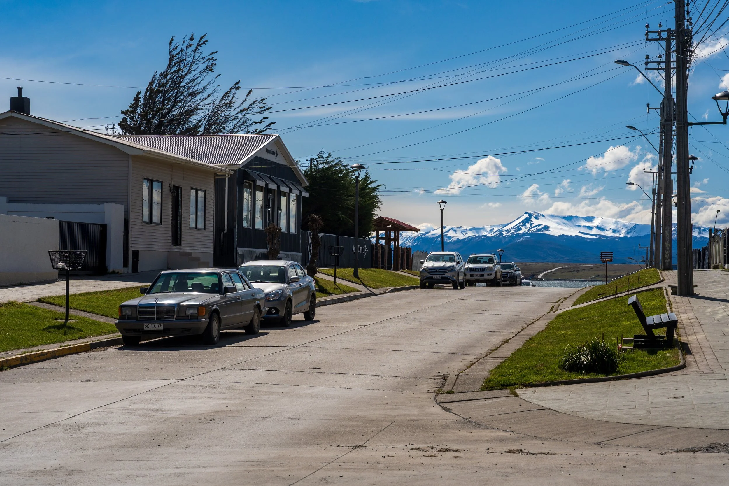 Rue du village d'El Chaltén en Patagonie argentine avec les montagnes au fond