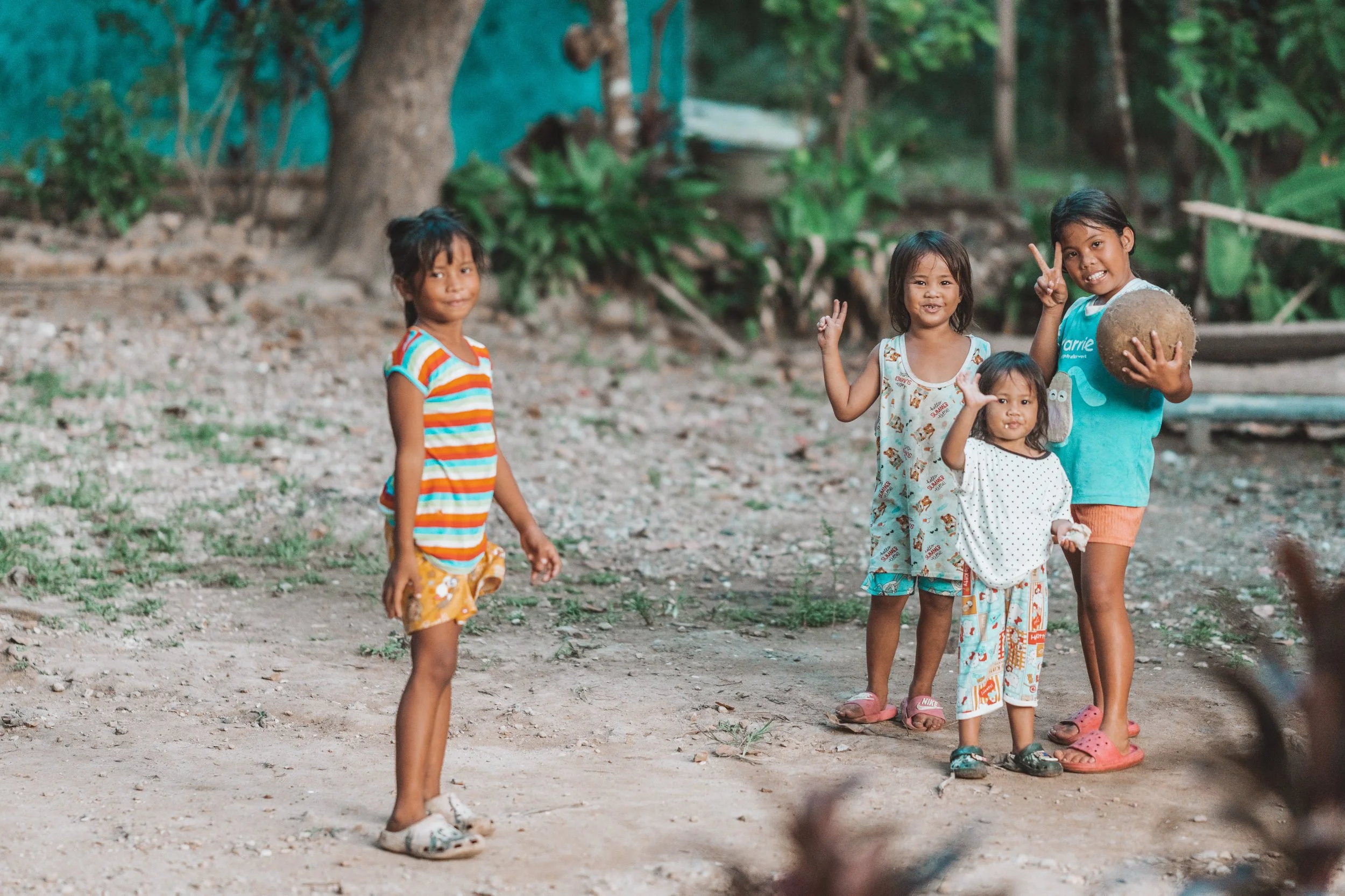 Enfants du village de Culion saluant les voyageurs de la croisière à Palawan