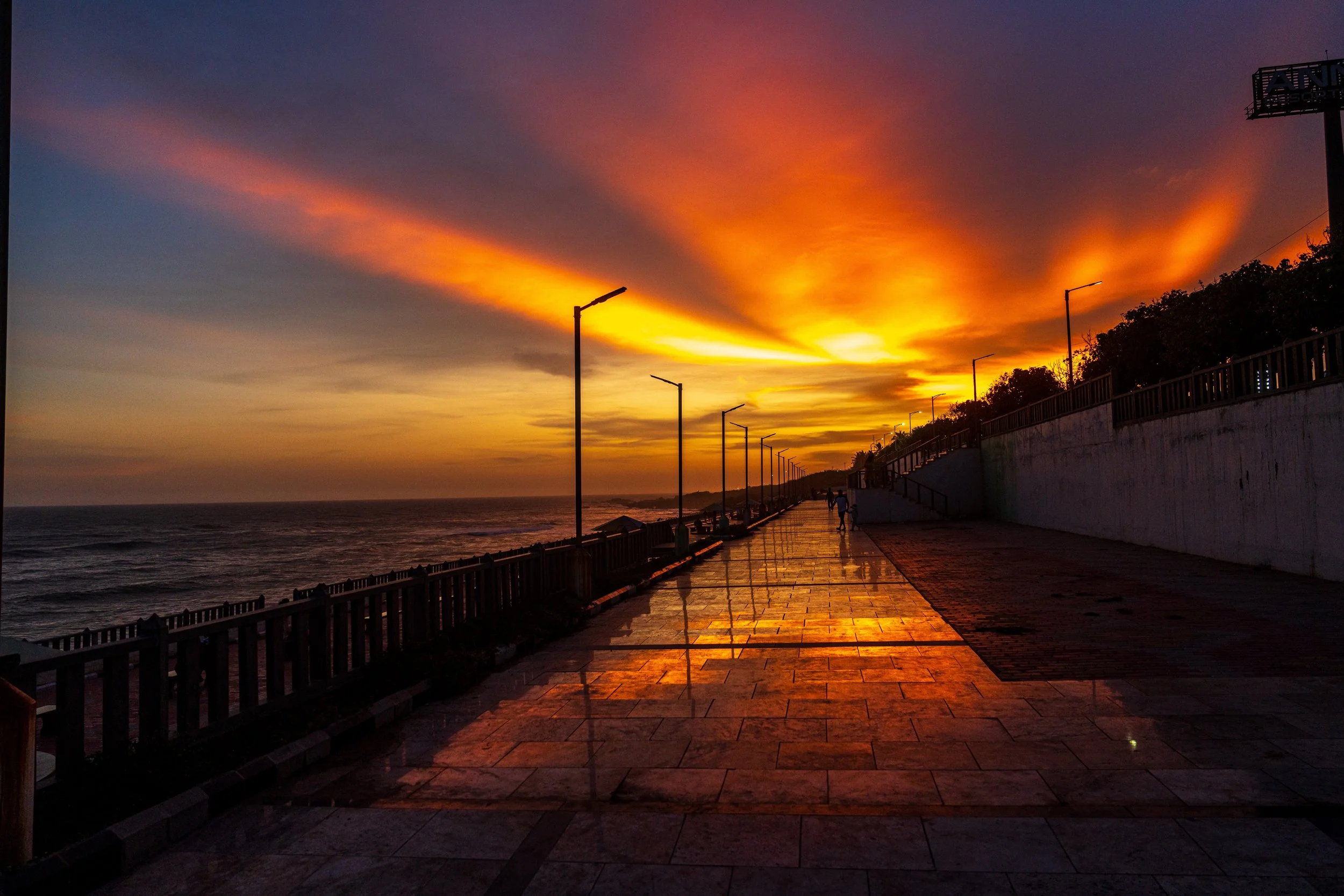 Coucher de soleil embrasé sur la promenade du front de mer de Kanyakumari