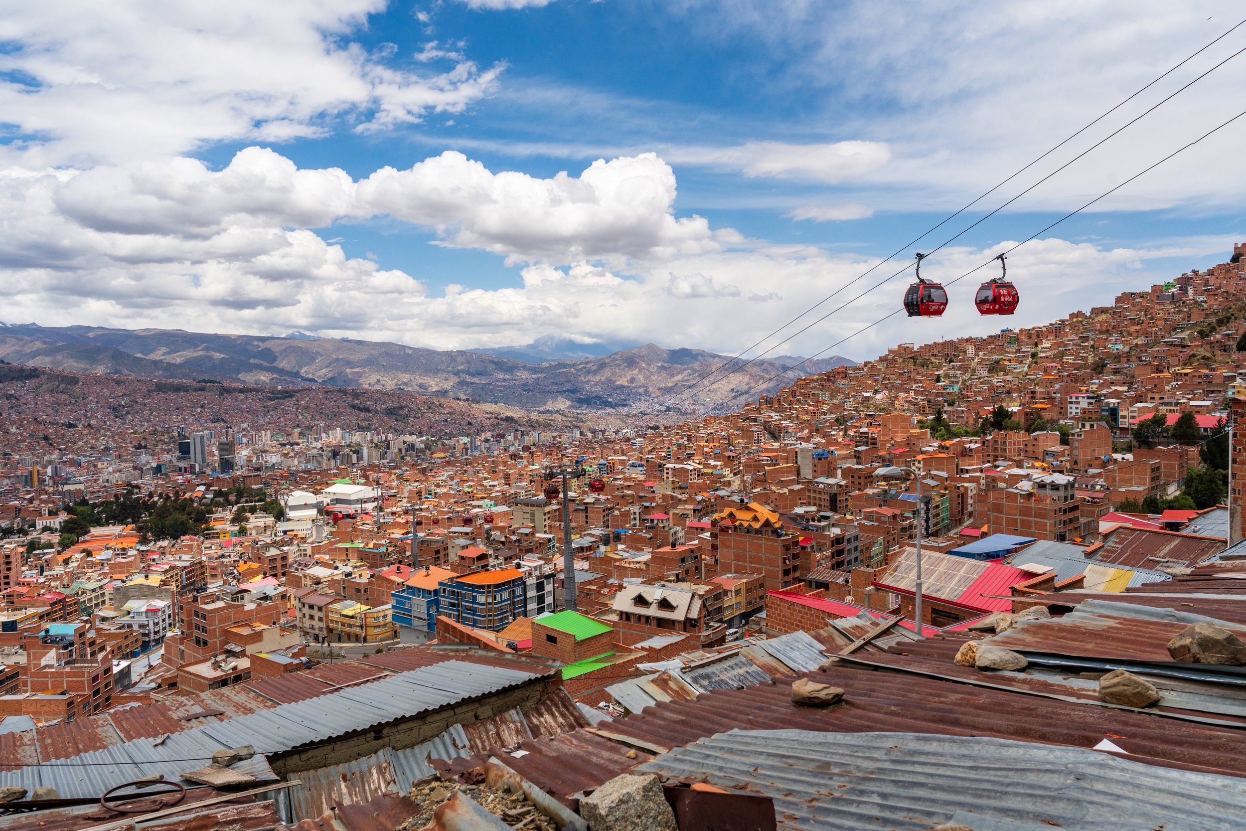 Téléphériques rouges surplombant les toits de La Paz et El Alto en Bolivie