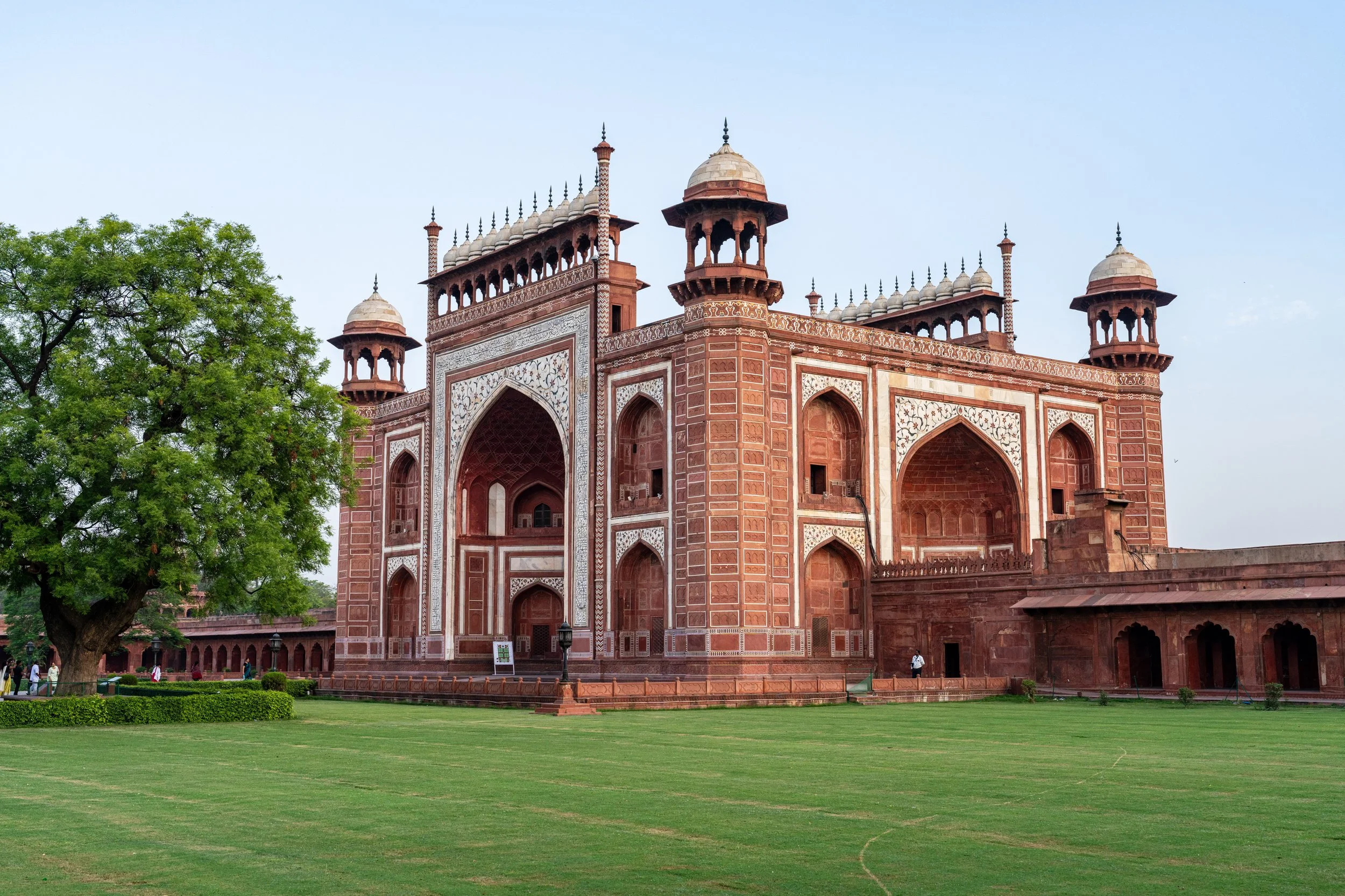 Grande porte en grès rouge d'entrée du Taj Mahal à Agra