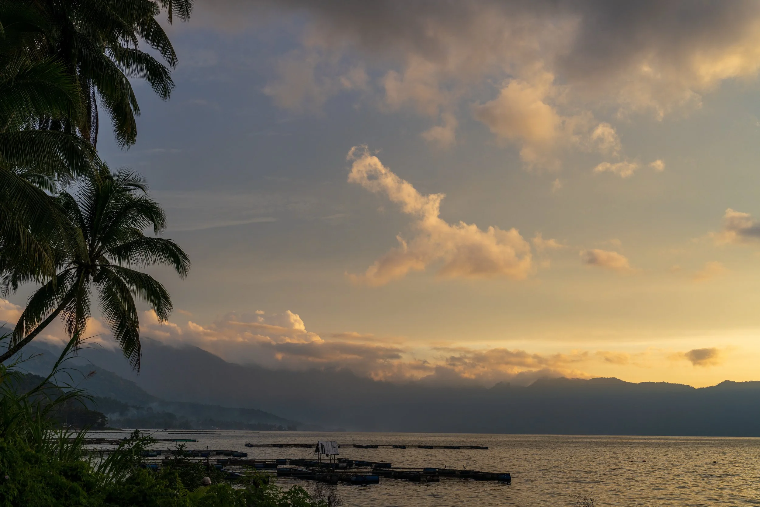 Coucher de soleil sur le cratère du lac Maninjau à Sumatra Ouest