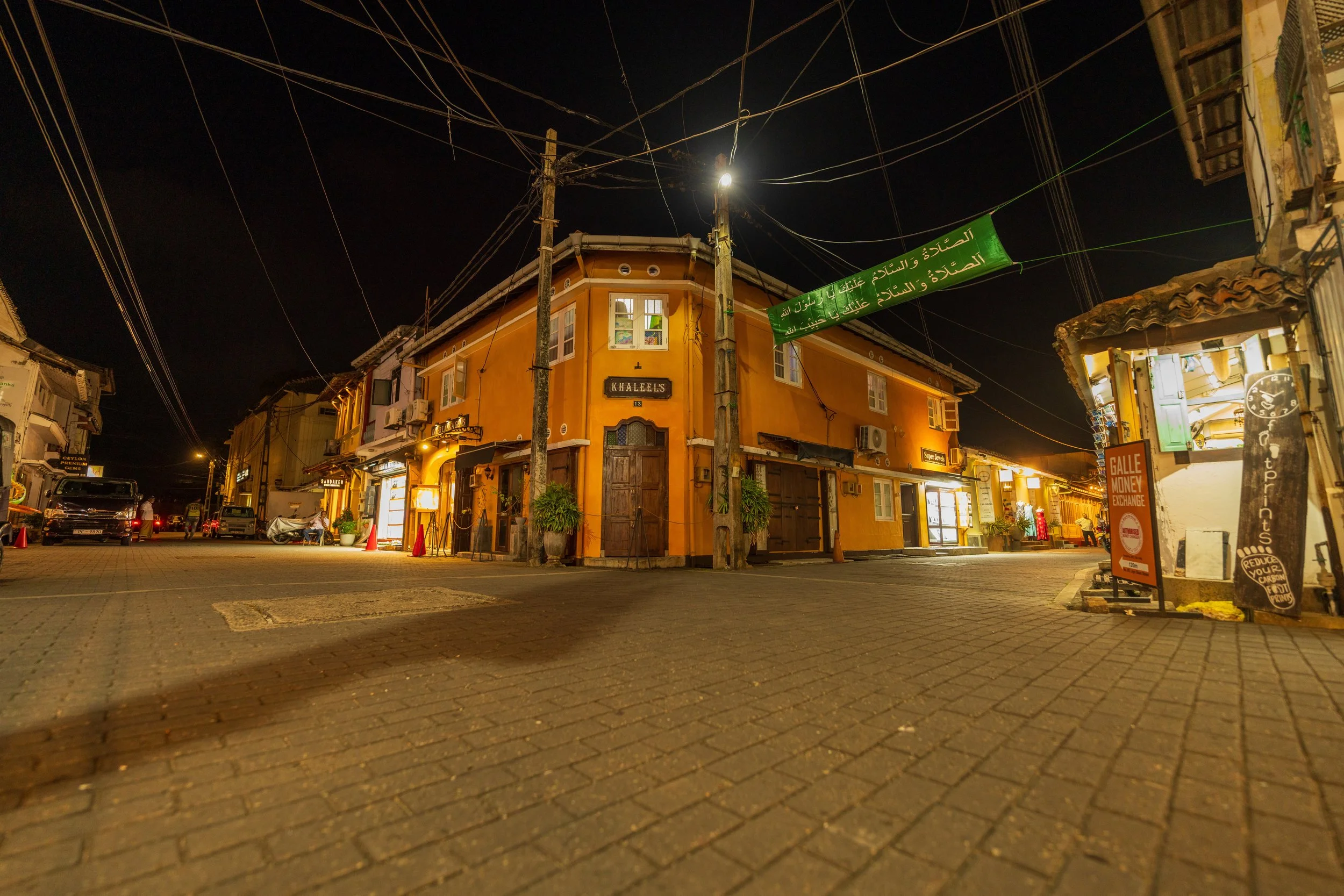 Rue coloniale du fort de Galle éclairée à la nuit tombée