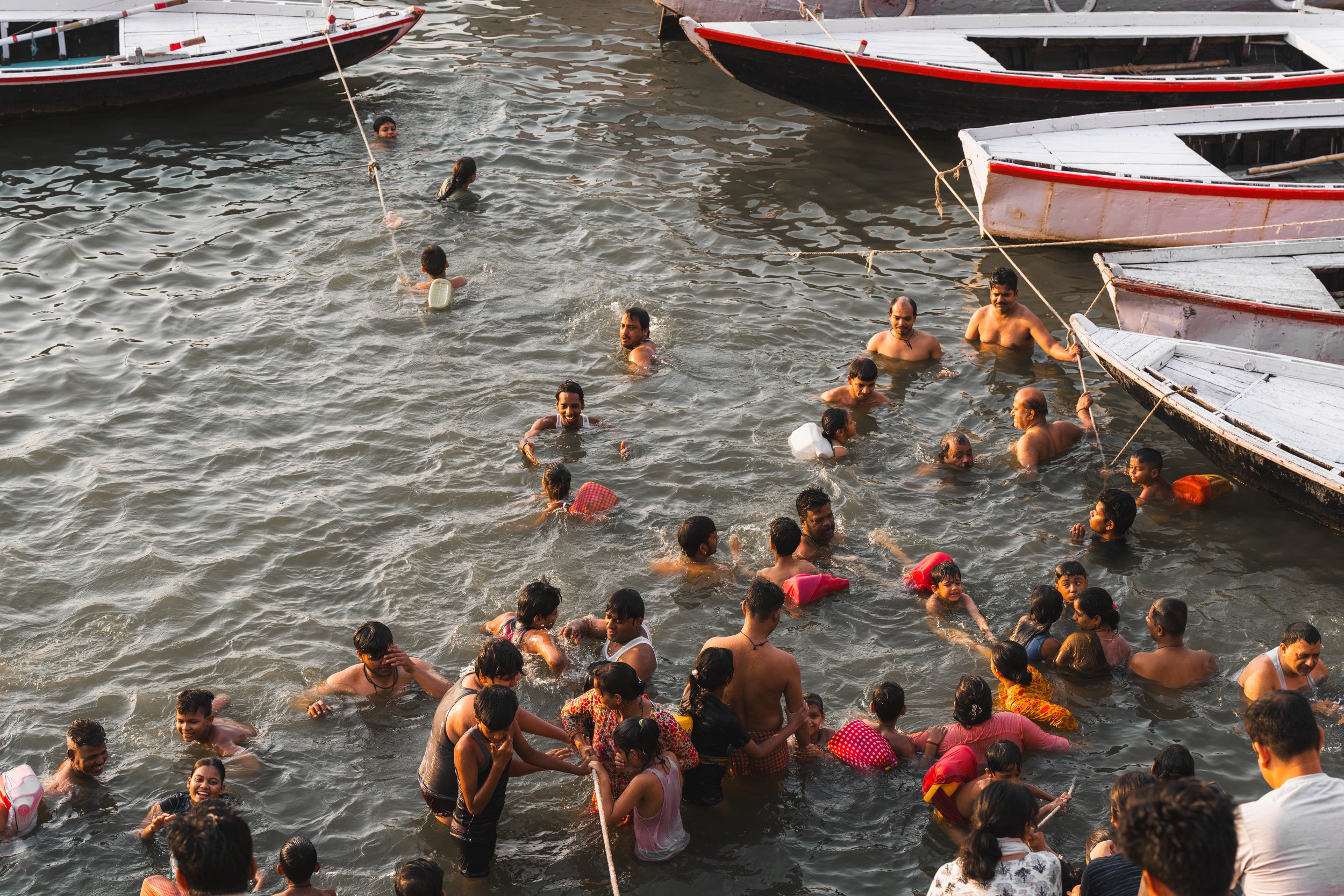 Pèlerins hindous se baignant dans le Gange au petit matin à Varanasi