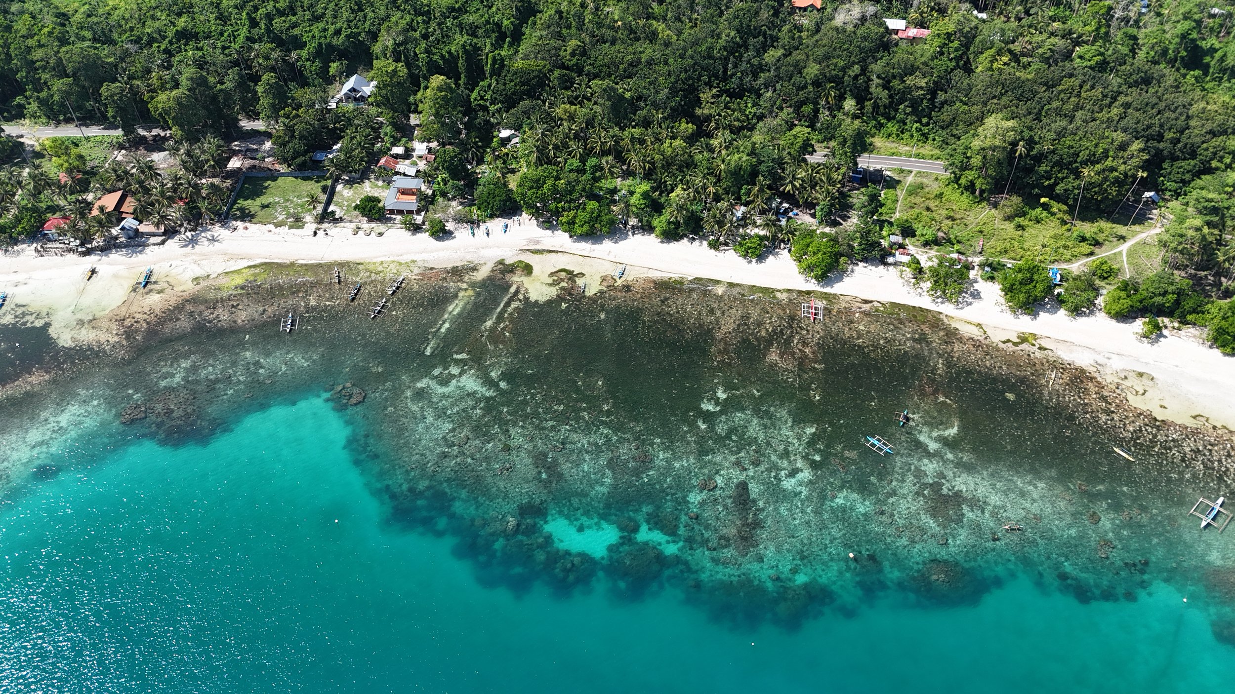 Récif corallien du Tubod Marine Sanctuary vu du ciel à Siquijor