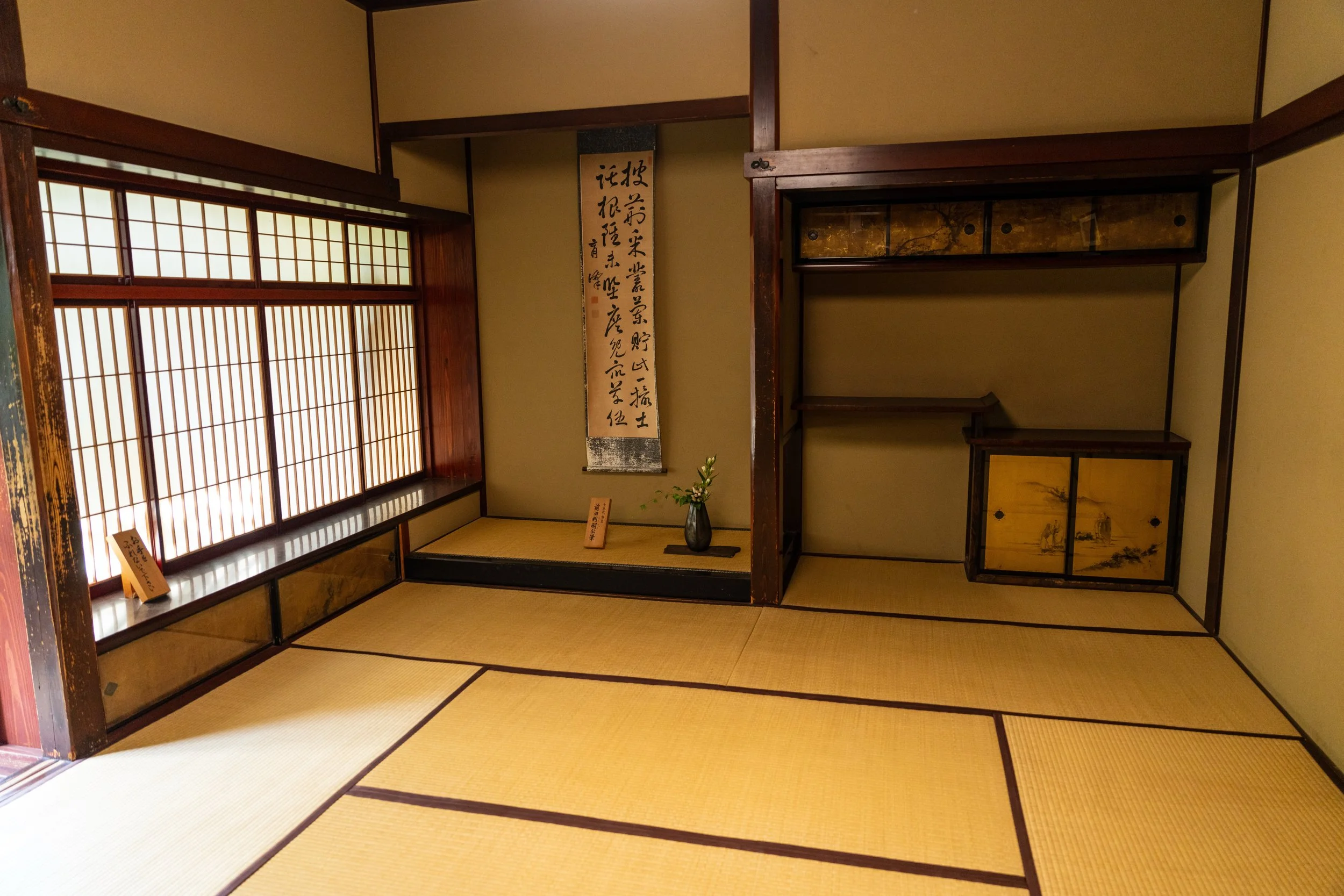 Intérieur d'une maison traditionnelle japonaise à Kanazawa avec tatamis et tokonoma