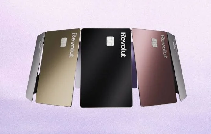 Trois cartes bancaires Revolut de couleurs différentes alignées