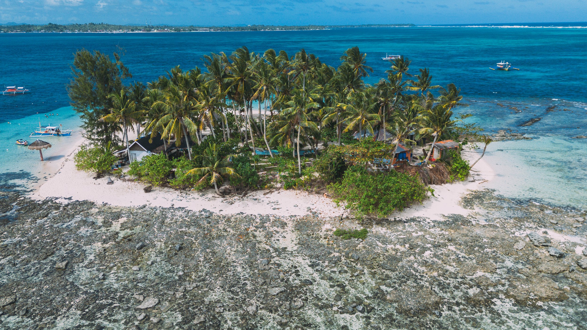 Îlot de Naked Island vu du ciel avec ses cocotiers et son récif à Siargao