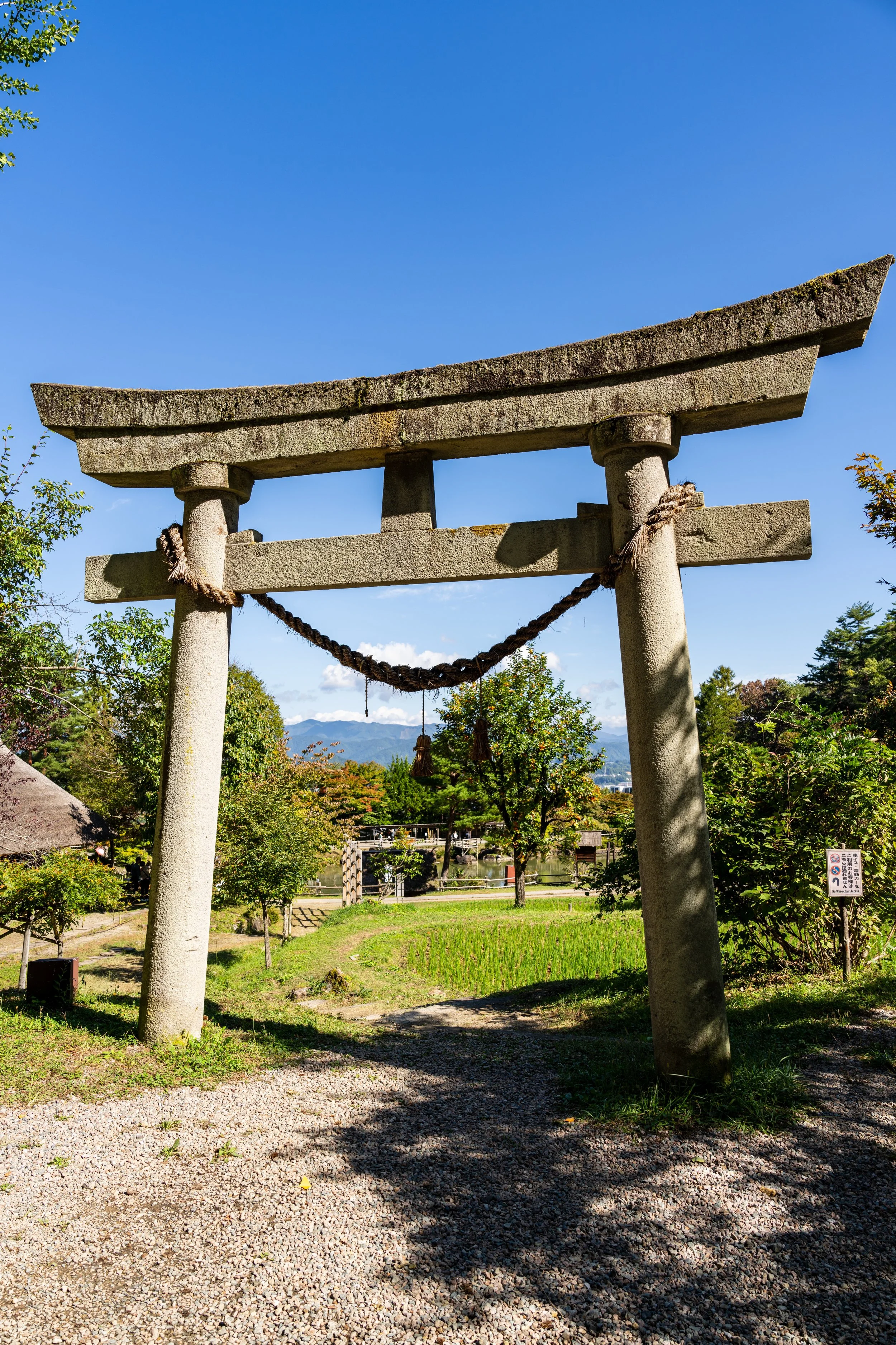 Torii de pierre à l'entrée d'un sanctuaire shinto près de Takayama