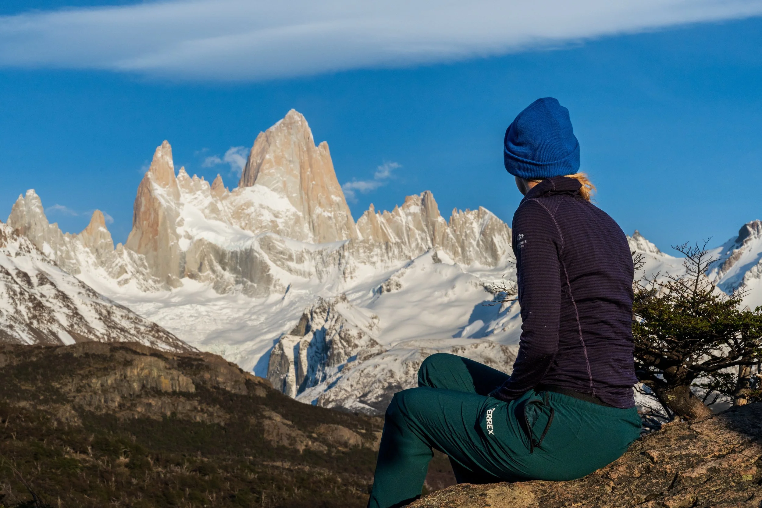 Randonneuse assise contemplant le massif du Fitz Roy en Patagonie argentine