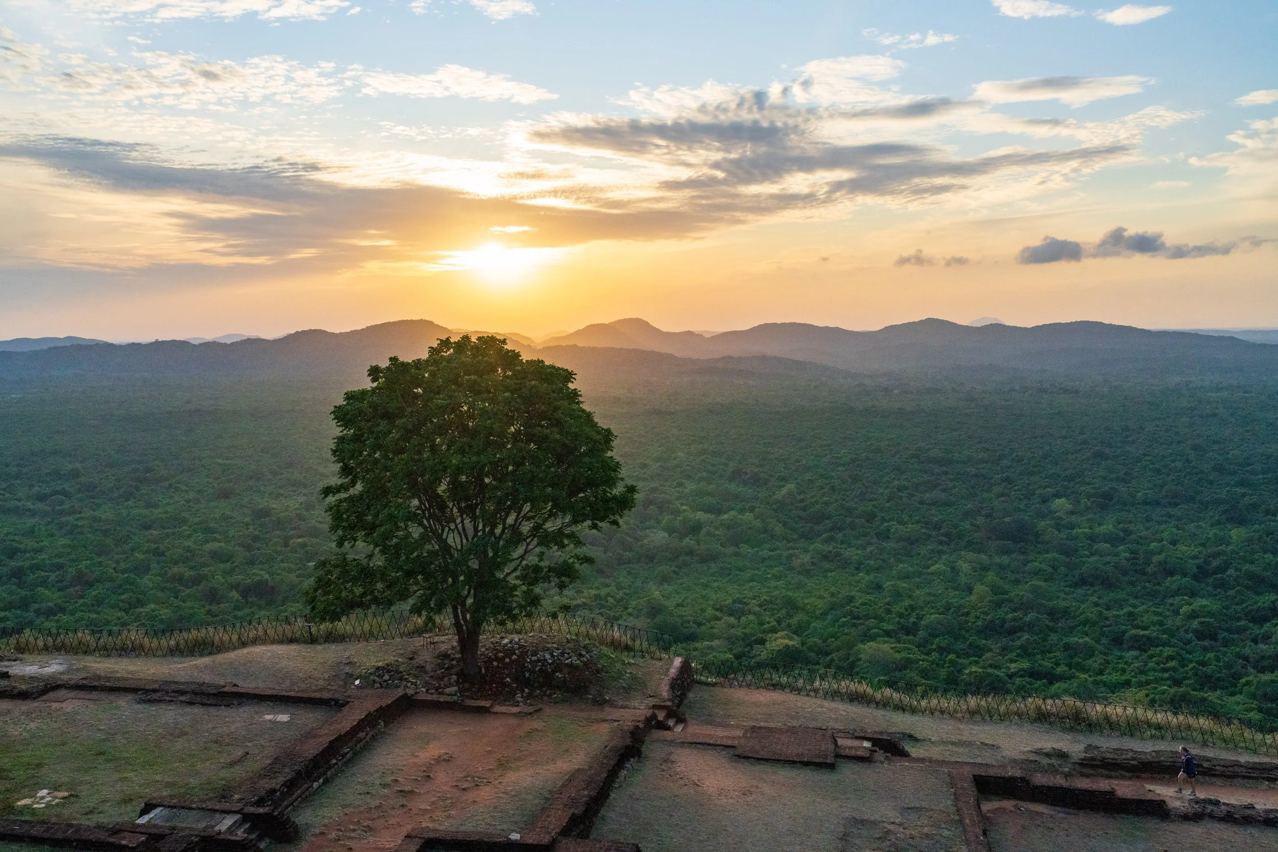 Coucher de soleil sur les vestiges du palais au sommet du rocher de Sigiriya