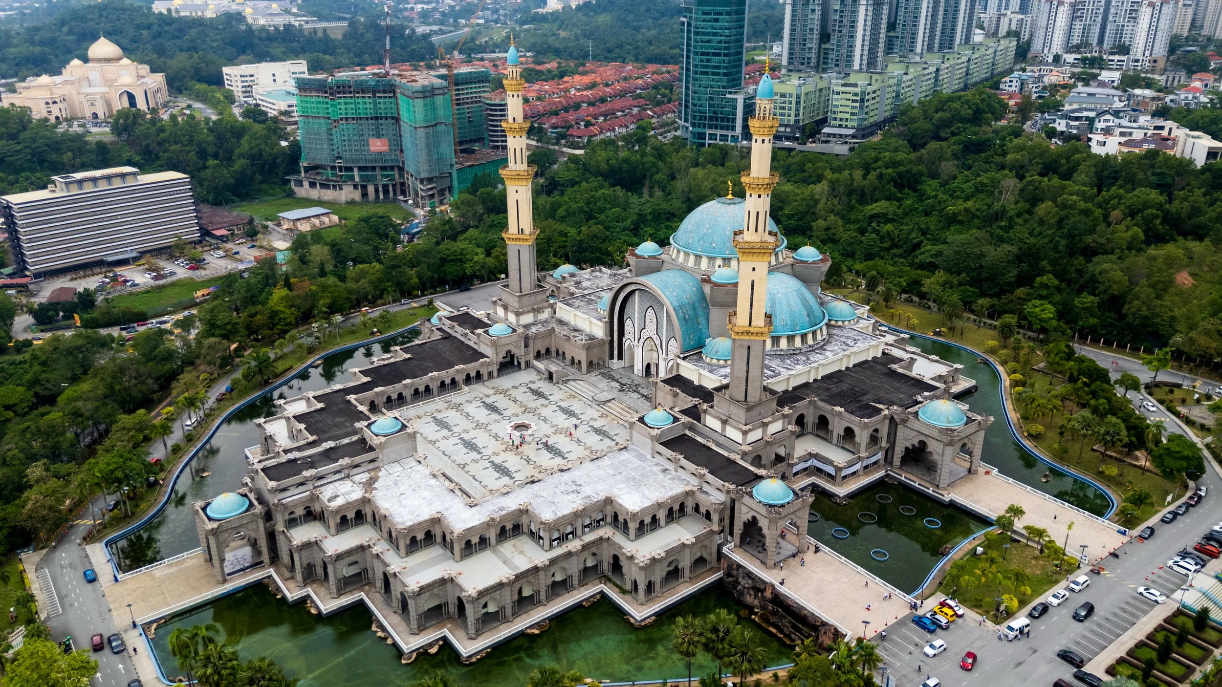 Vue aérienne au drone de la mosquée nationale Masjid Negara et de ses dômes bleus, entourée des jardins de Perdana à Kuala Lumpur