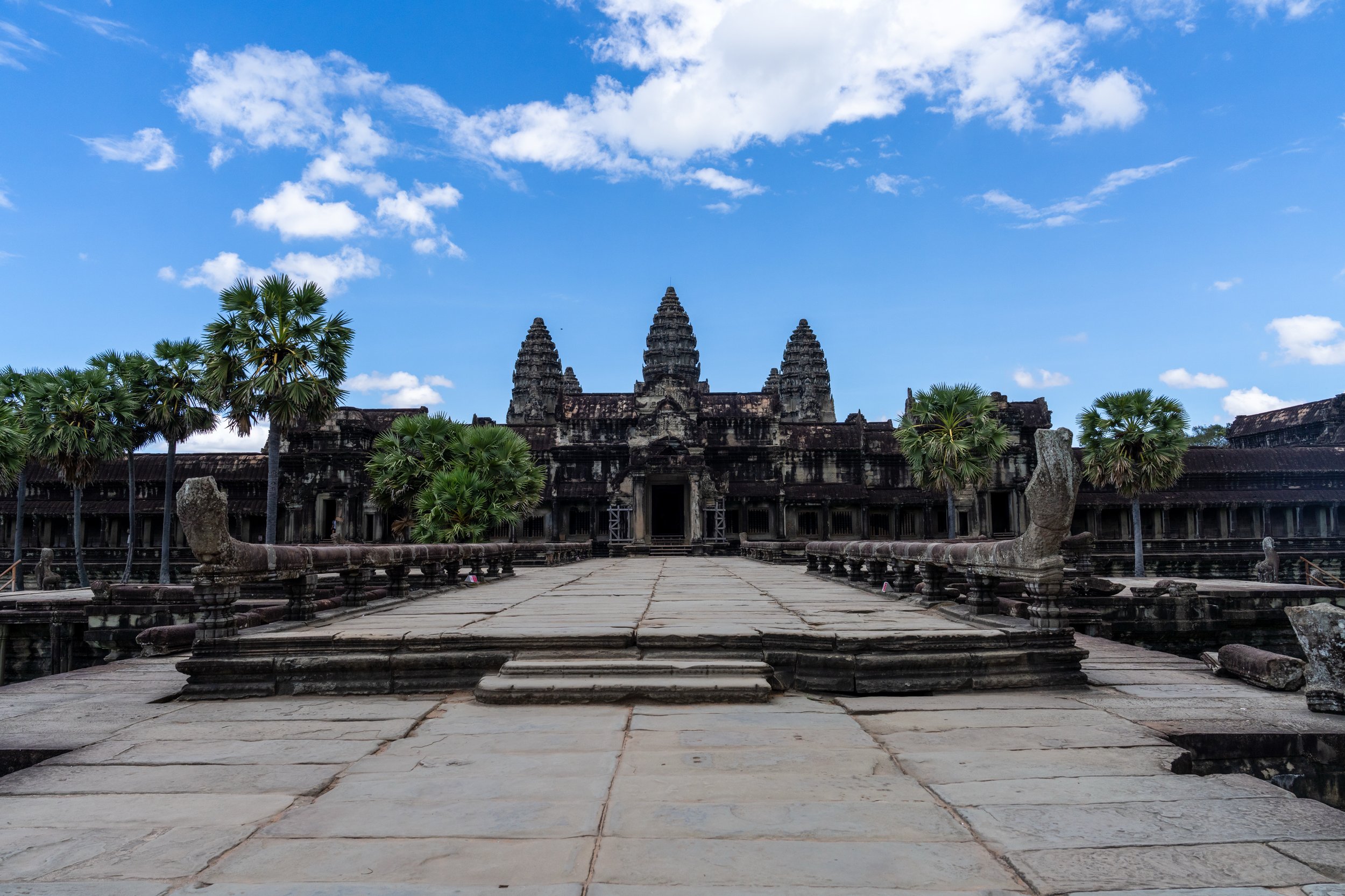 Chaussée d'accès et tours centrales d'Angkor Vat sous le ciel bleu
