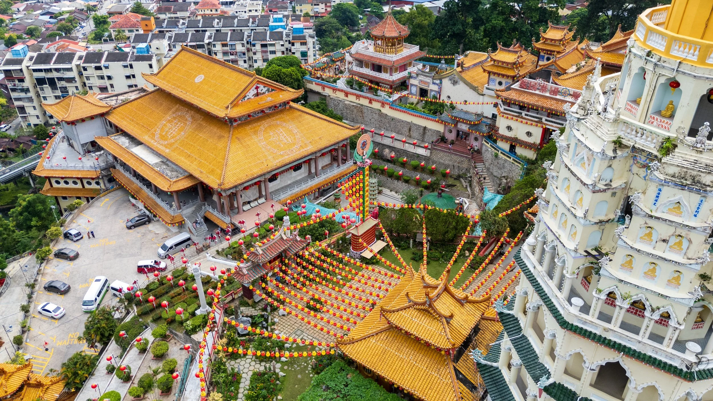 Toits dorés du temple Kek Lok Si vus du ciel à Penang