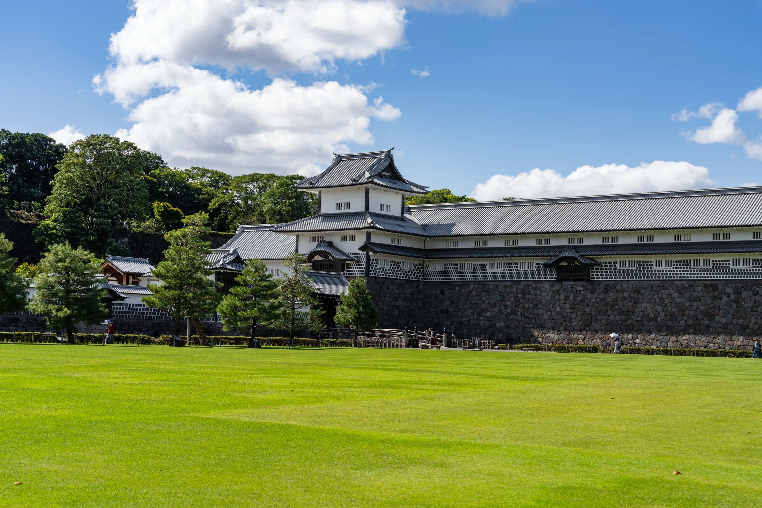 Château de Kanazawa et sa pelouse verte au Japon