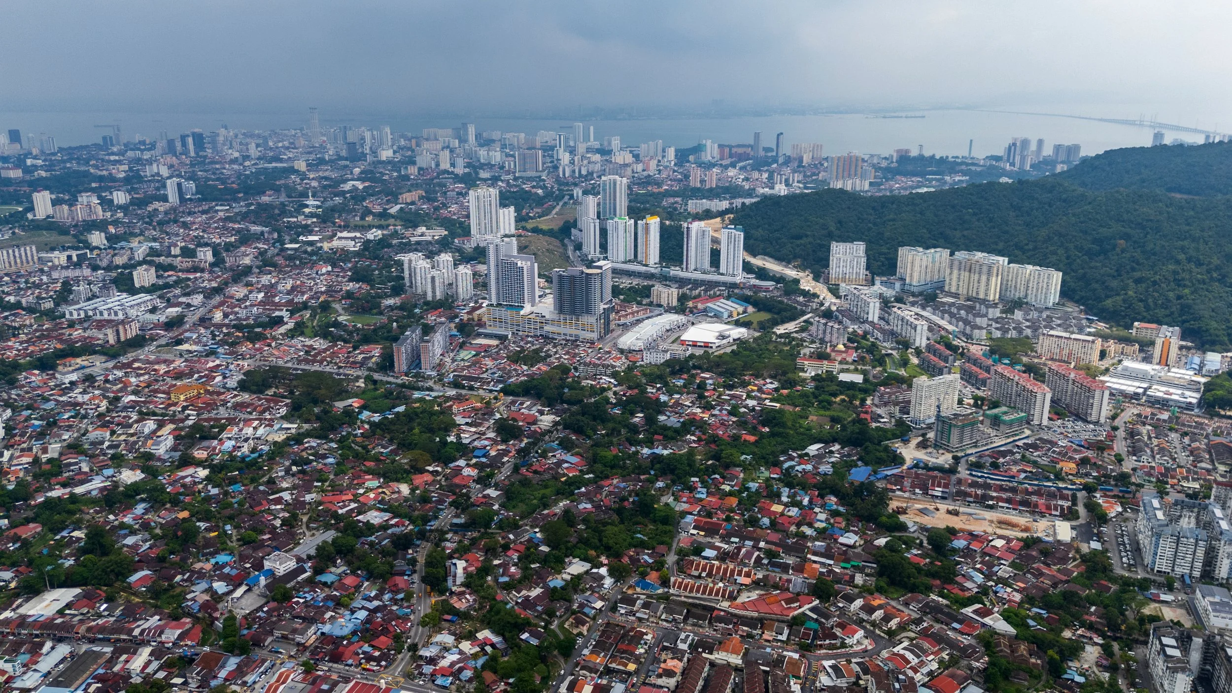 Vue aérienne de Georgetown, patrimoine mondial de l'UNESCO sur l'île de Penang, entre quartiers historiques et gratte-ciels
