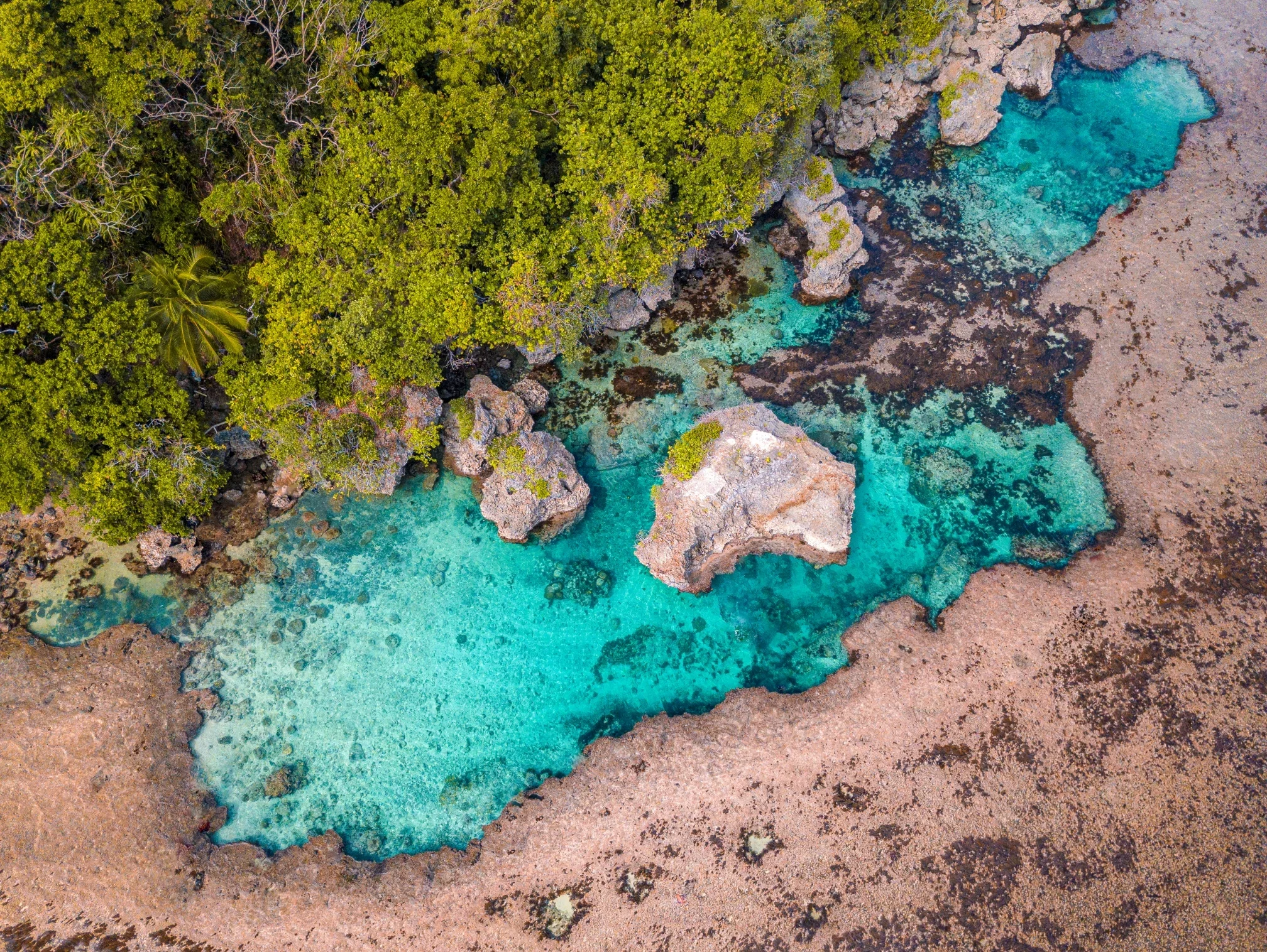 Eaux turquoise et rochers des Magpupungko Rock Pools vus du ciel à Siargao