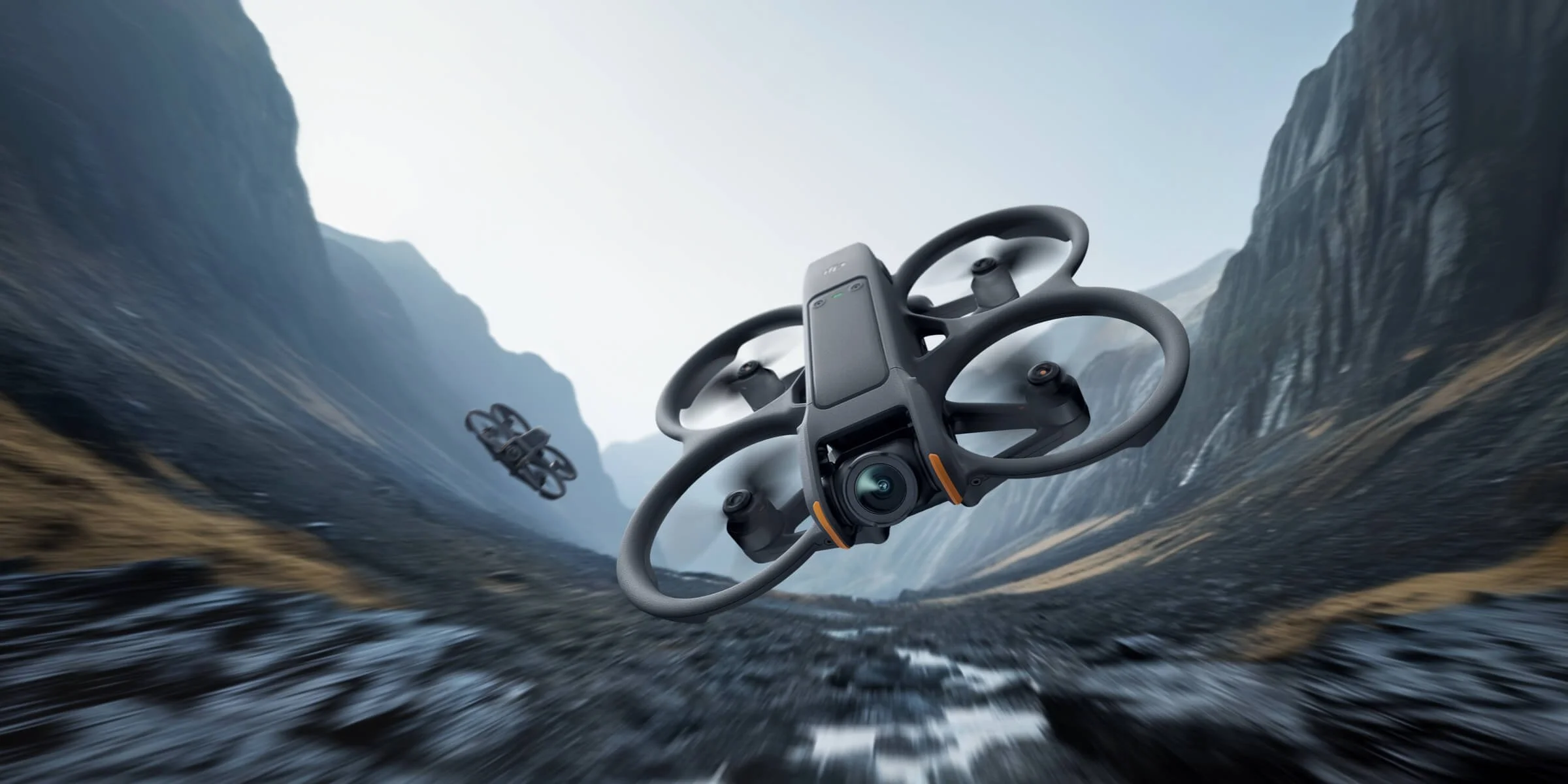 Drone FPV DJI Avata 2 en vol rapide au fond d'un canyon, avec effet de vitesse sur les parois